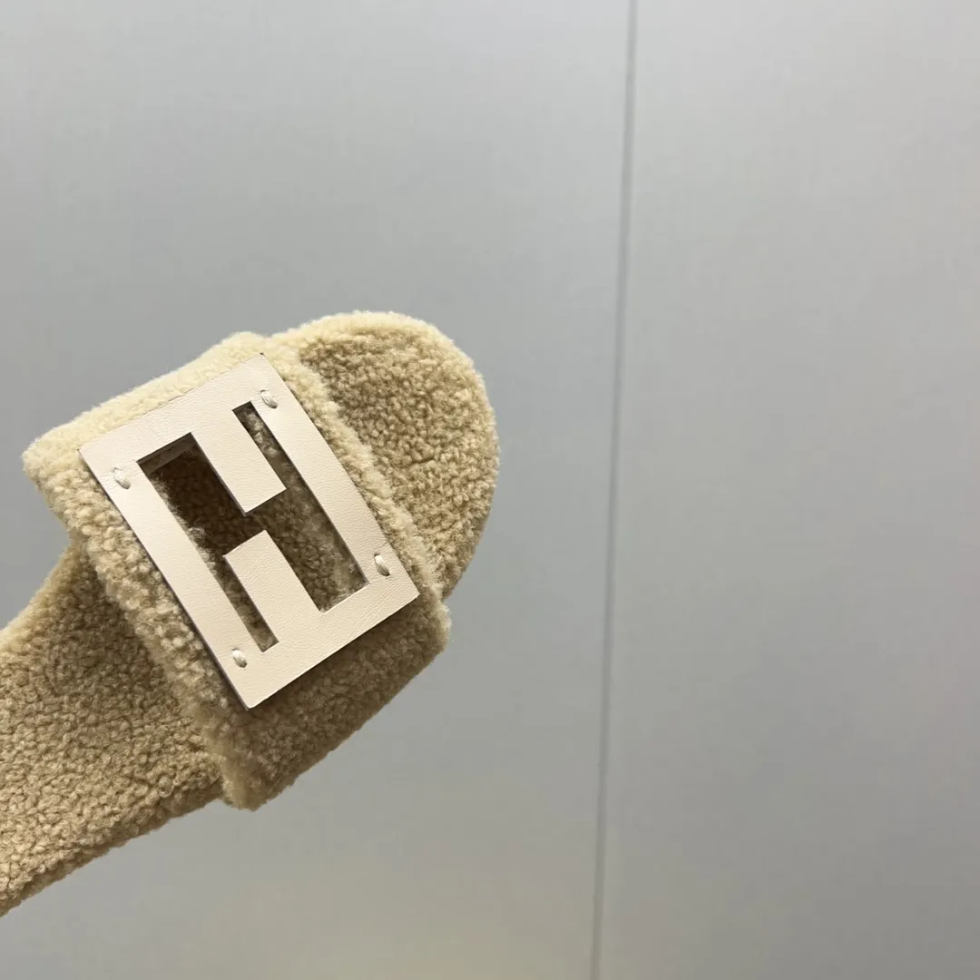 FENDI 丸い頭F扣フラットソールのウールスリッパ ベージュ - 画像 (9)