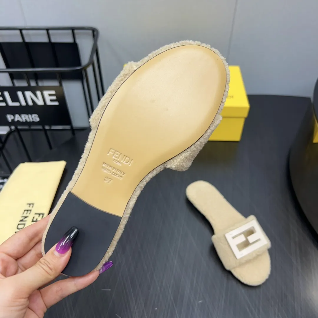 FENDI 丸い頭F扣フラットソールのウールスリッパ ベージュ - 画像 (10)