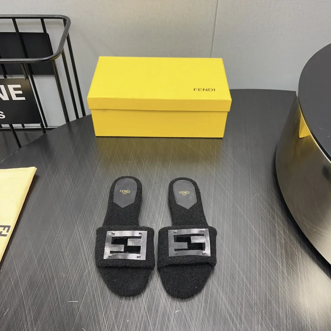 FENDI 黒 丸い頭F扣フラットソールのウールスリッパ
