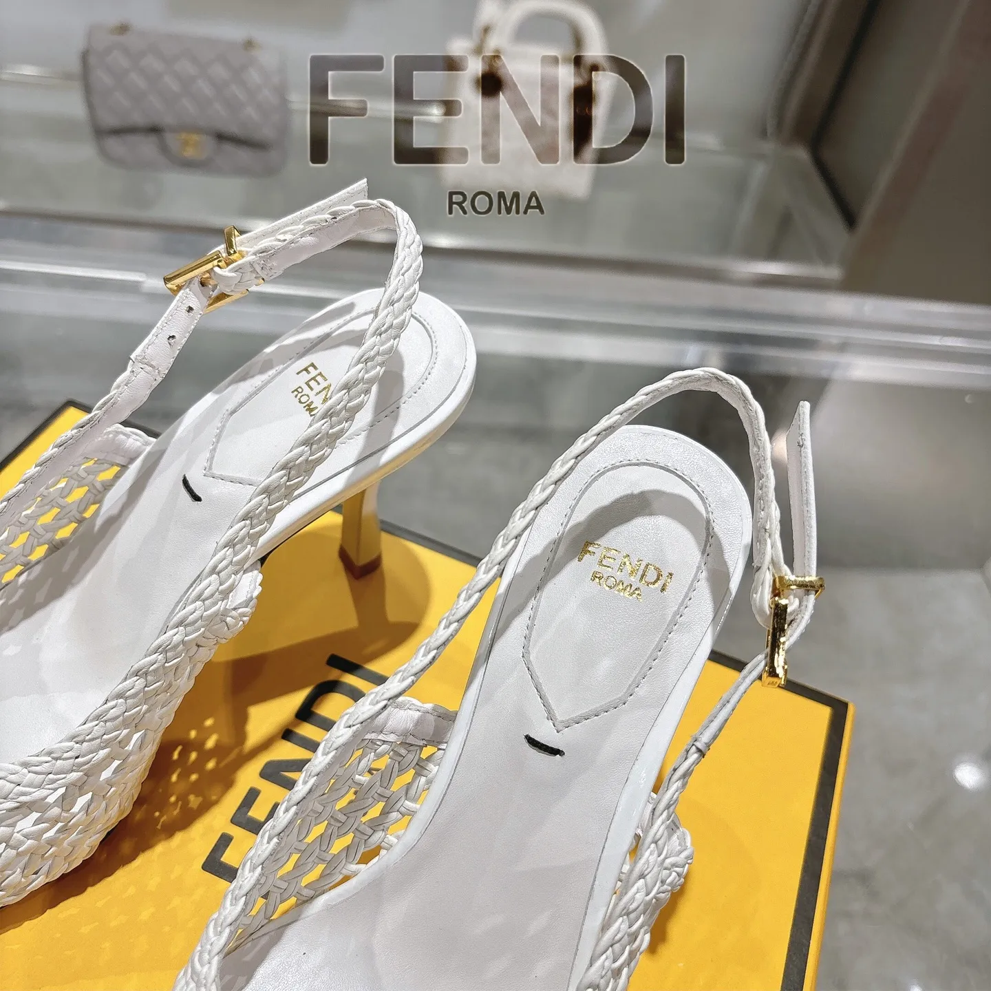 フェンディ新作白手織りハイヒールサンダル - 画像 (9)