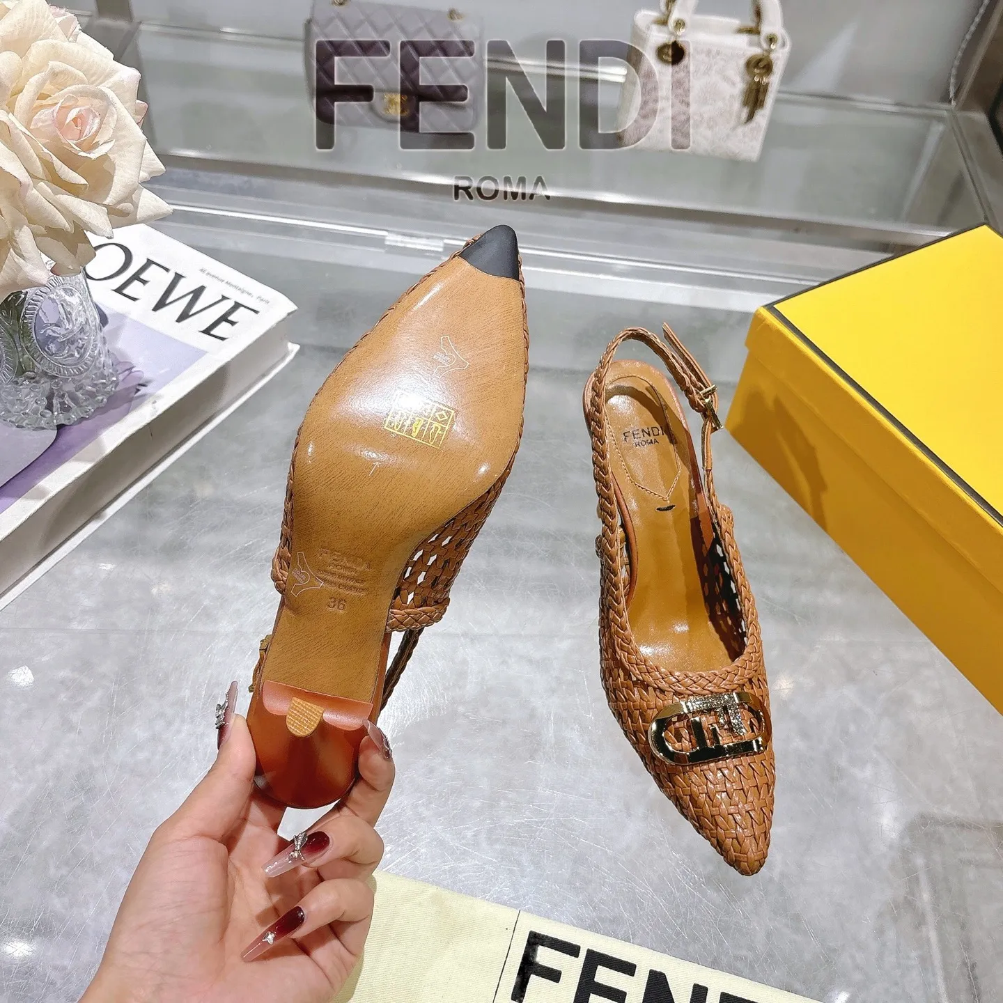 Fendi新作ブラウンハイヒールサンダル - 画像 (7)