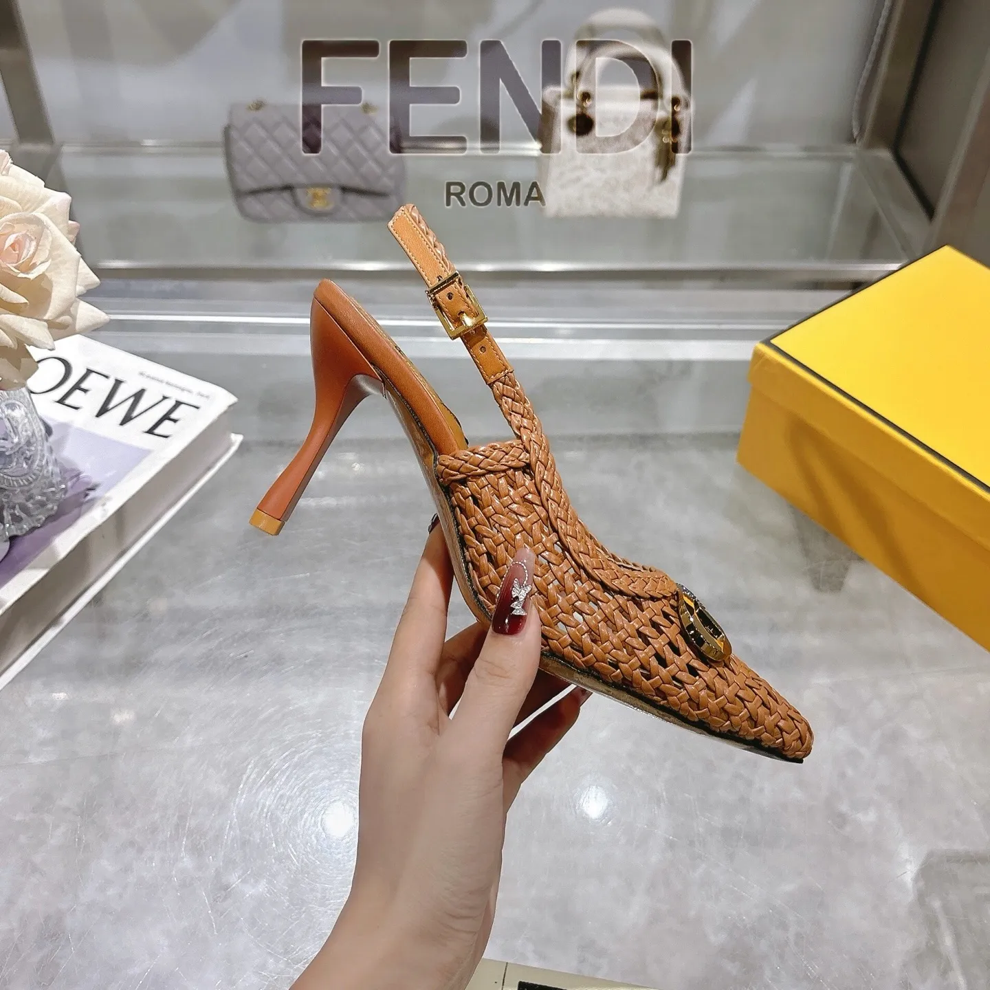 Fendi新作ブラウンハイヒールサンダル