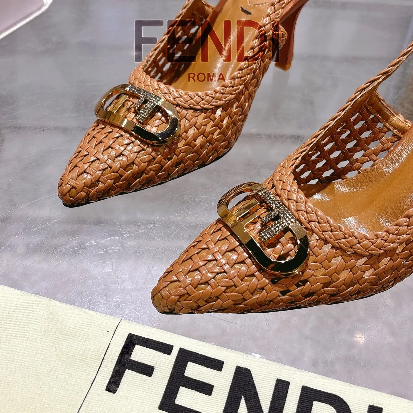 Fendi新作ブラウンハイヒールサンダル - 画像 (8)