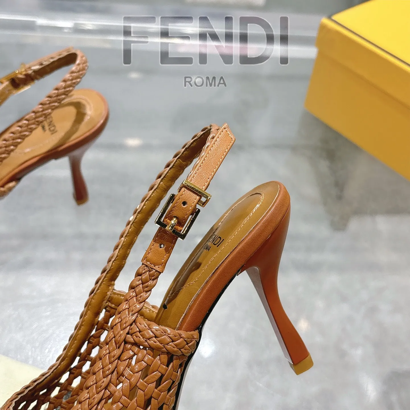 Fendi新作ブラウンハイヒールサンダル - 画像 (9)