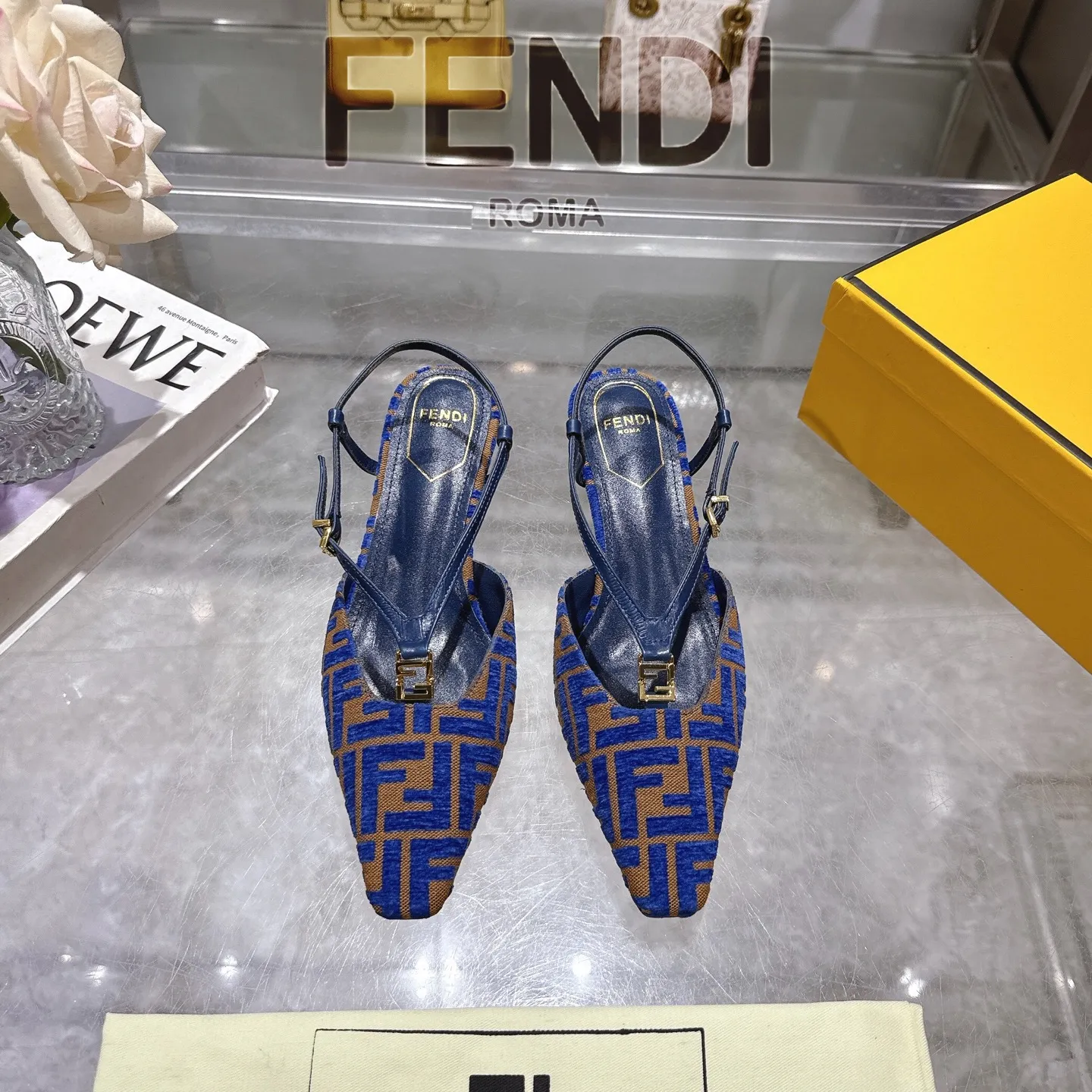 FENDI 新作 青色 方頭ハイヒールサンダル - 画像 (3)