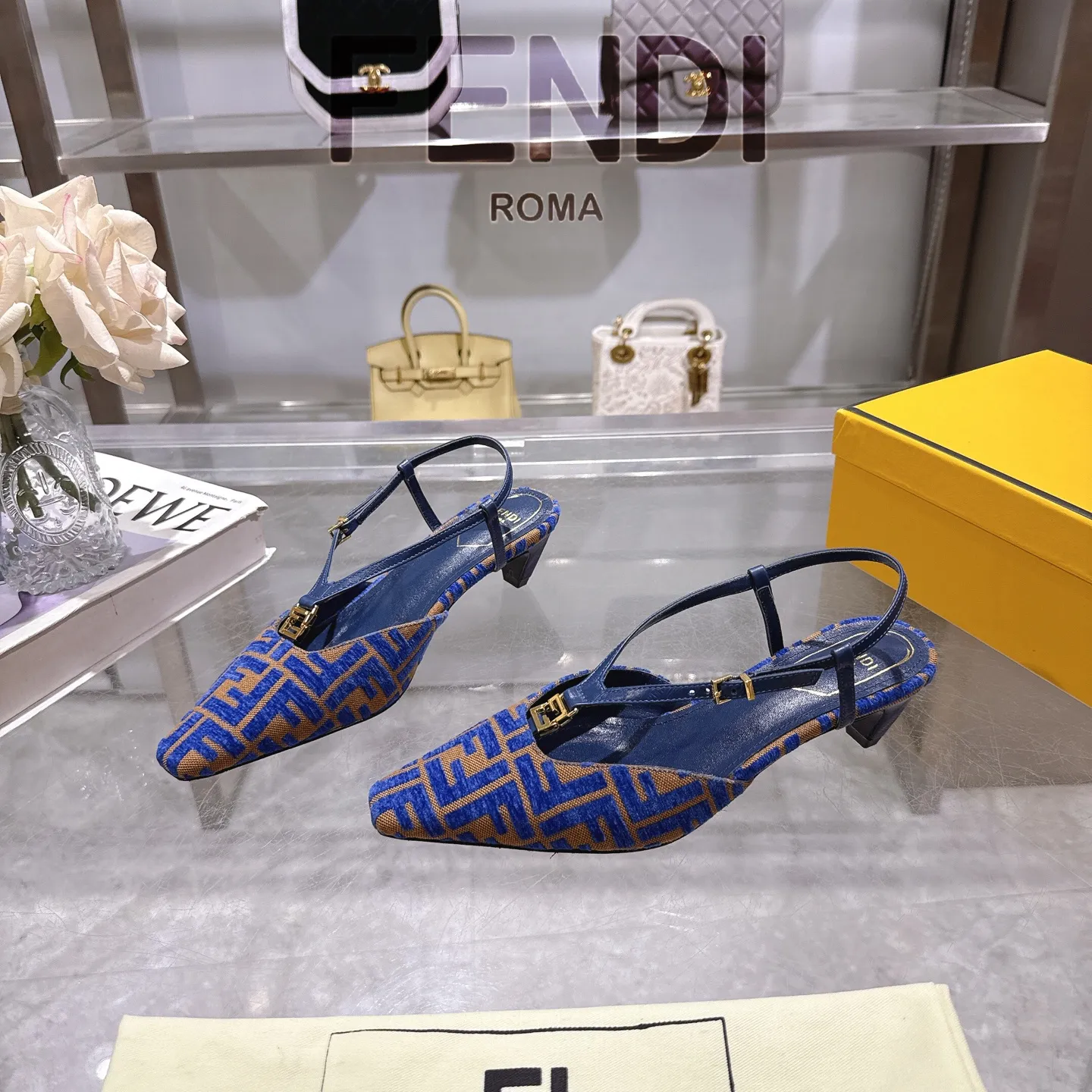 FENDI 新作 青色 方頭ハイヒールサンダル - 画像 (5)