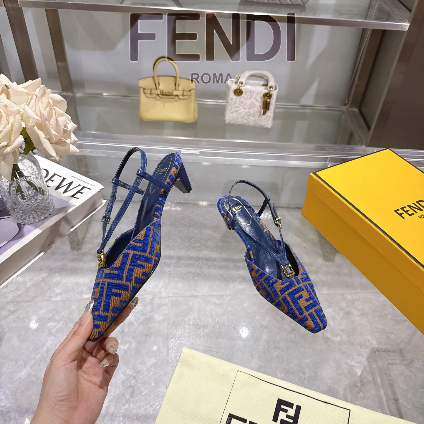 FENDI 新作 青色 方頭ハイヒールサンダル - 画像 (6)
