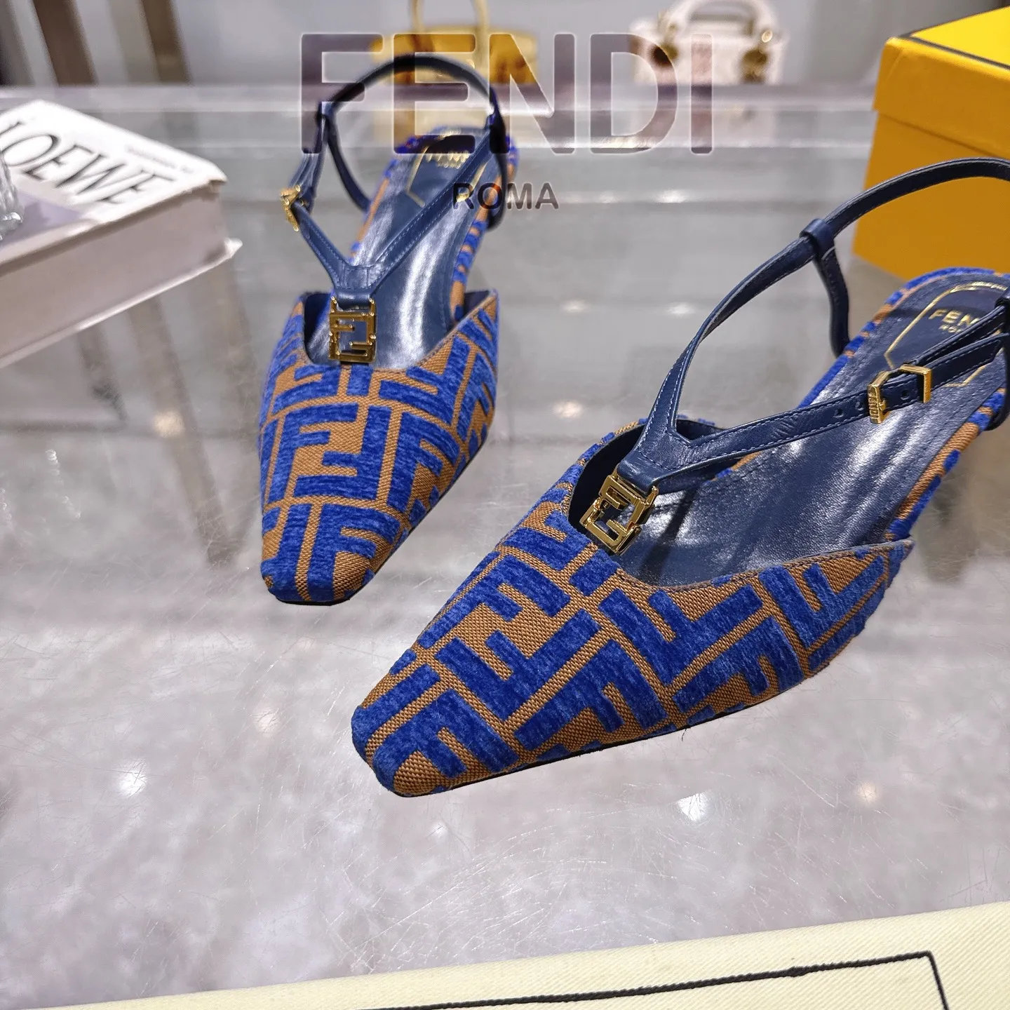 FENDI 新作 青色 方頭ハイヒールサンダル - 画像 (8)