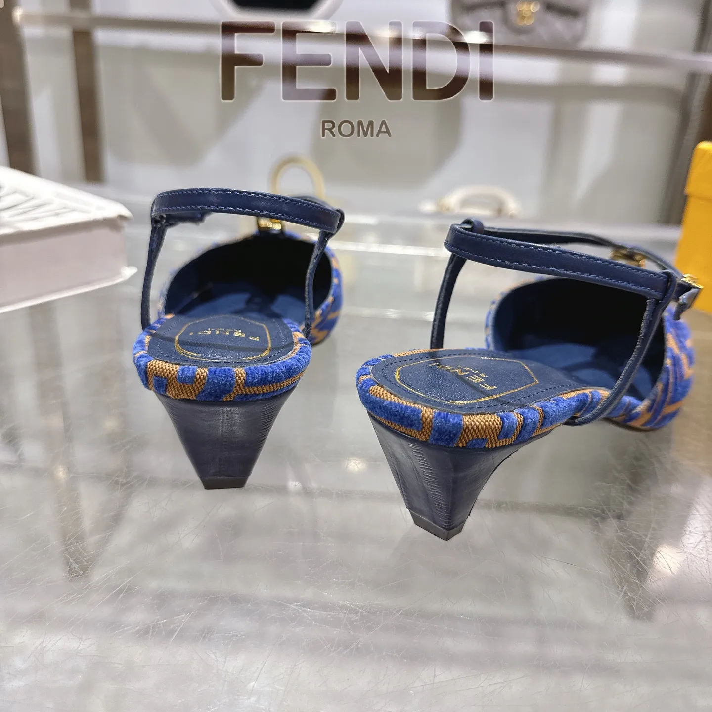 FENDI 新作 青色 方頭ハイヒールサンダル - 画像 (9)