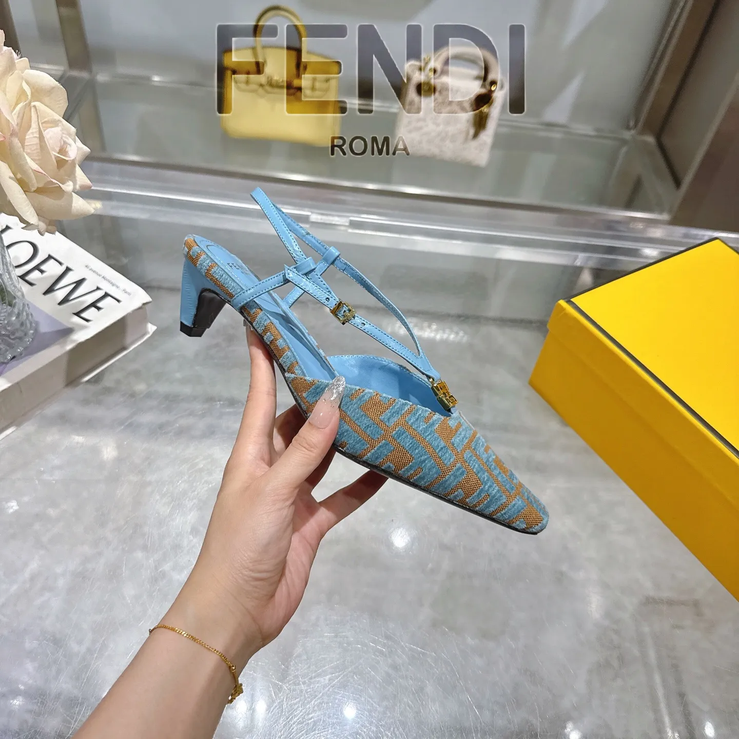 FENDI 新作 青色 ハイヒールサンダル