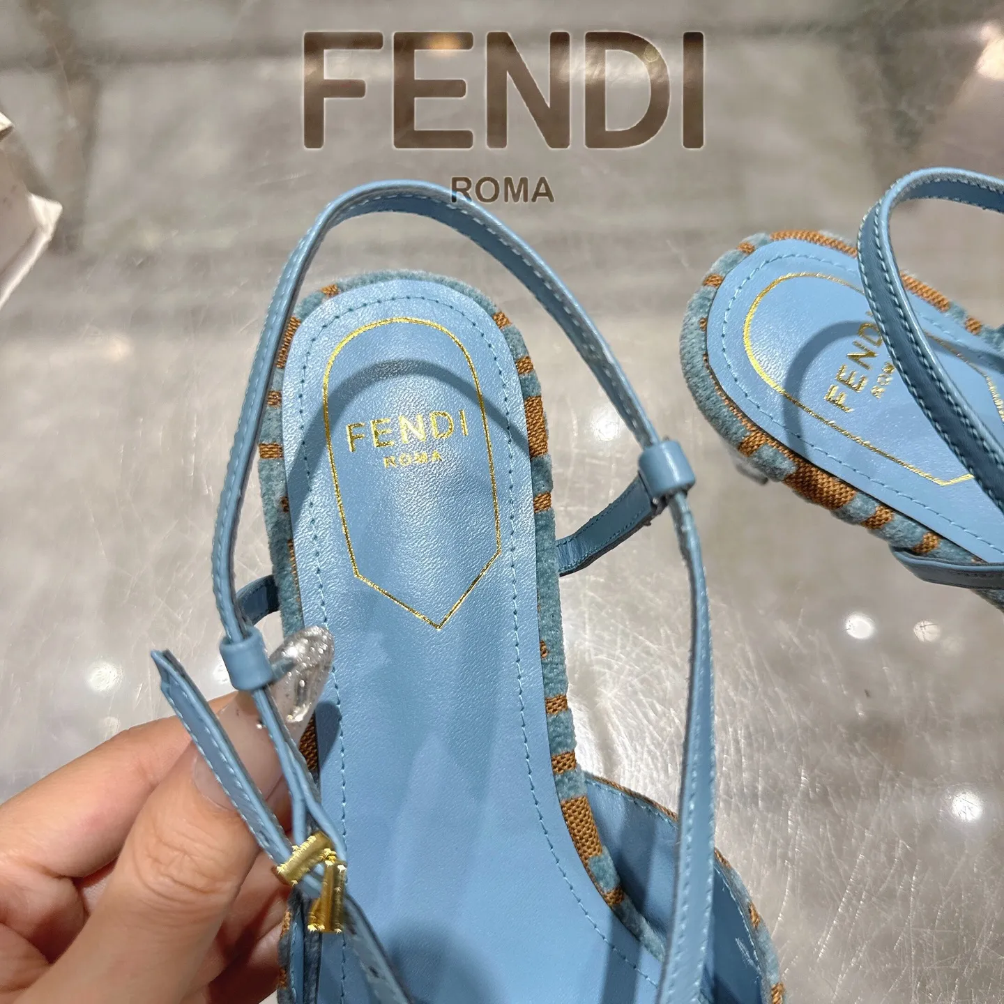 FENDI 新作 青色 ハイヒールサンダル - 画像 (8)