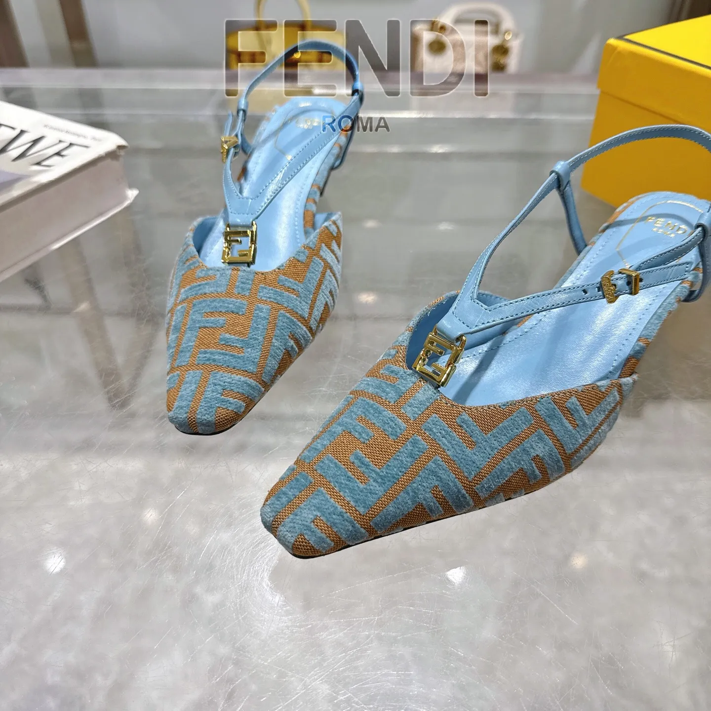 FENDI 新作 青色 ハイヒールサンダル - 画像 (9)