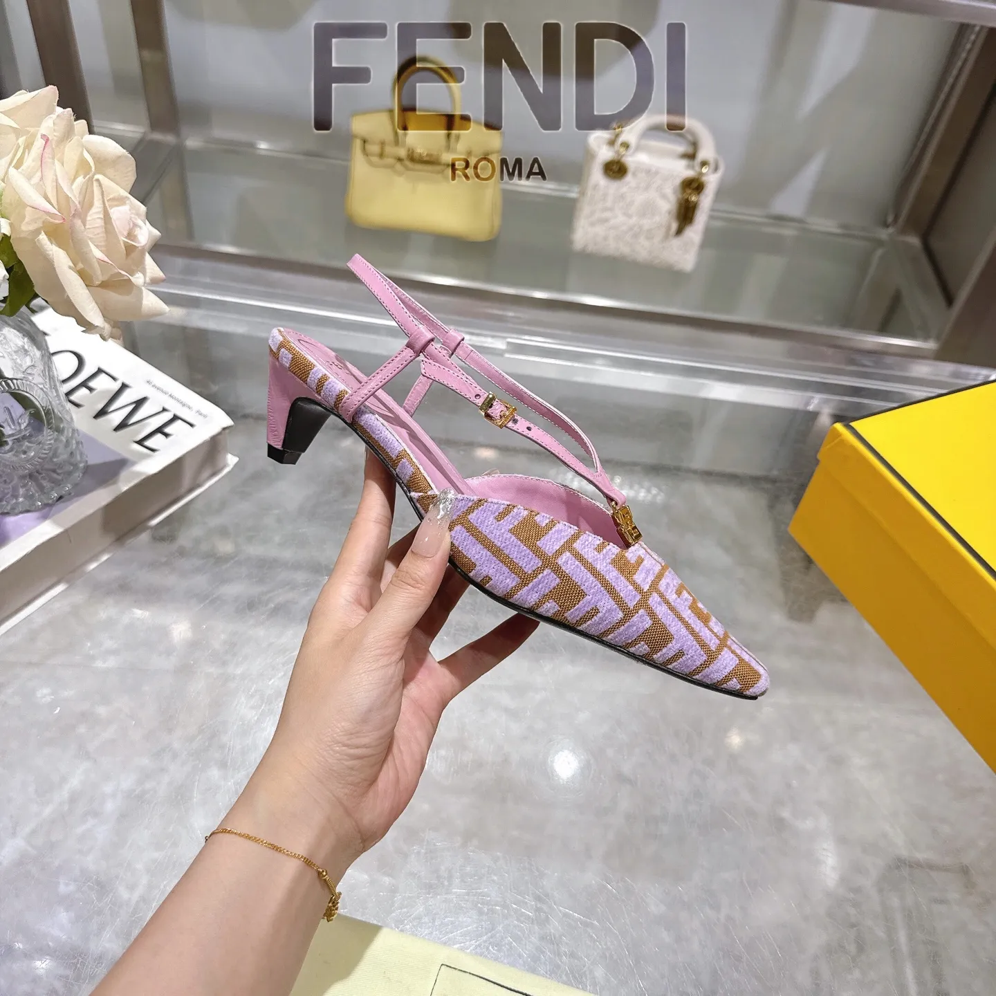 FENDI 新作ピンクハイヒールサンダル