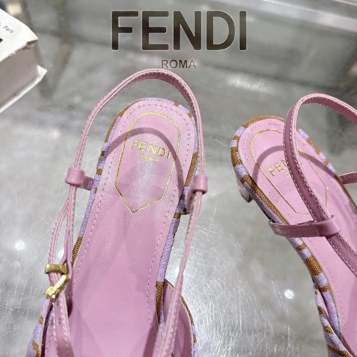FENDI 新作ピンクハイヒールサンダル - 画像 (8)