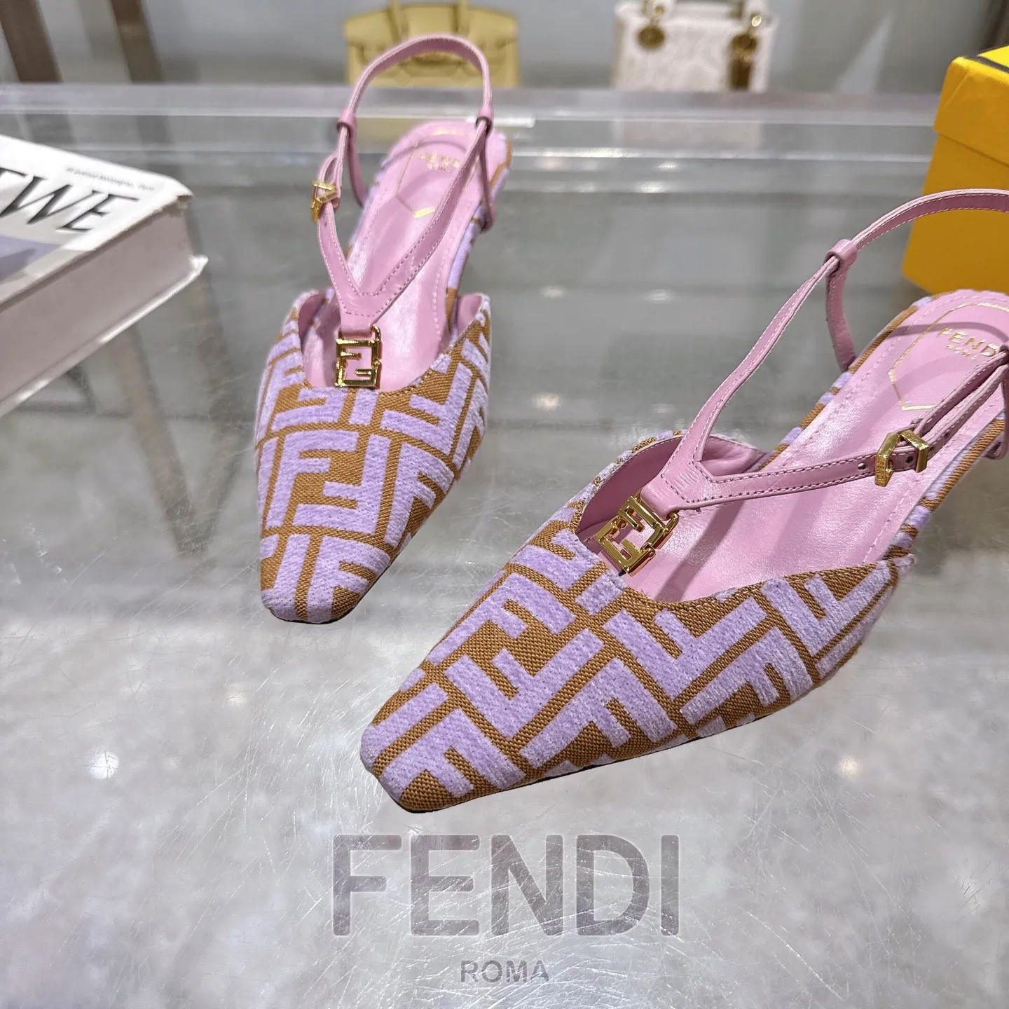 FENDI 新作ピンクハイヒールサンダル - 画像 (9)