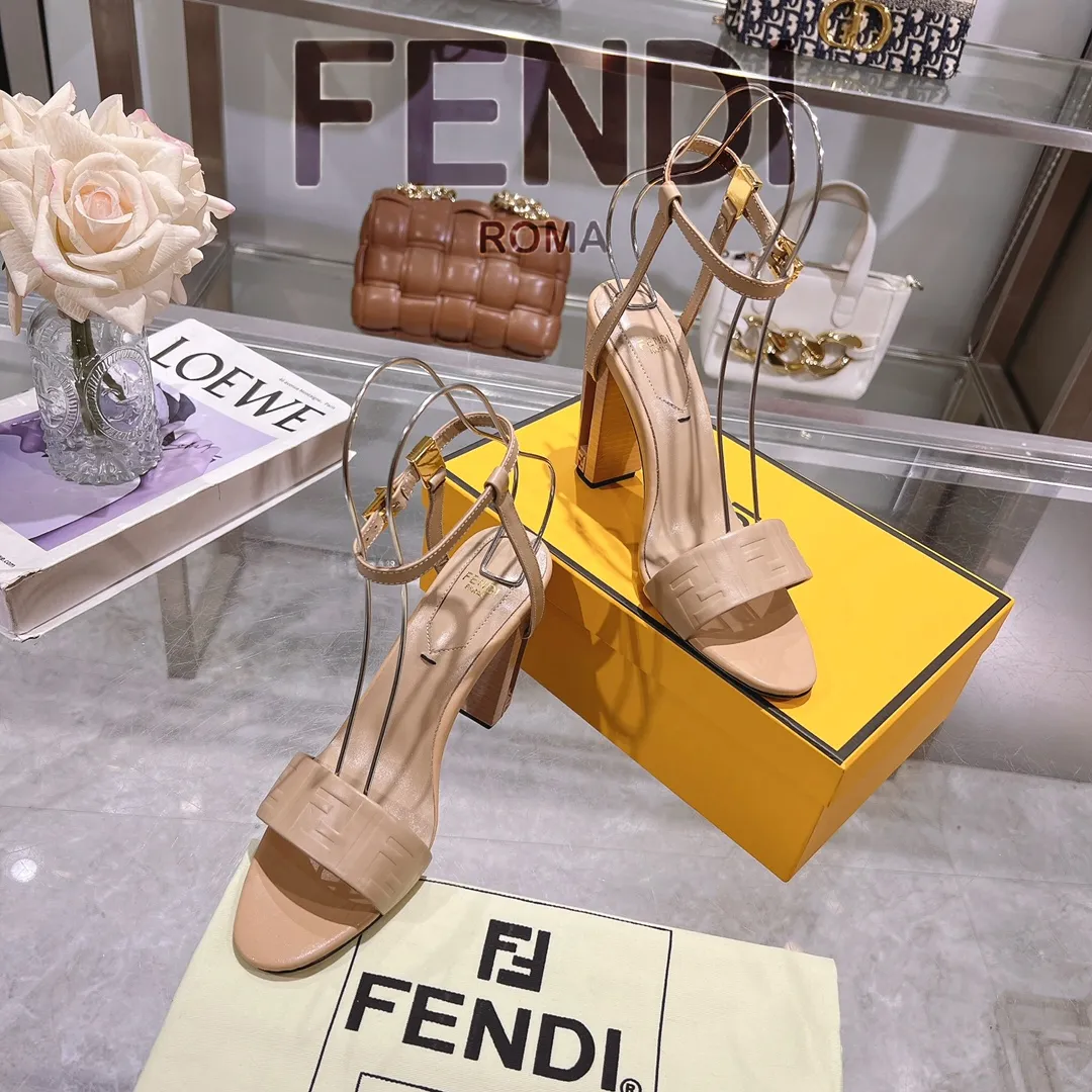 フェンディ新作ベージュハイヒールサンダル - 画像 (7)