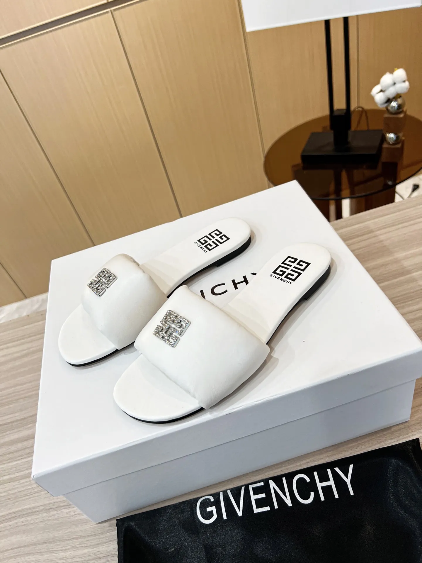 GIVENCHY新作白つま先が開いているサンダル - 画像 (3)