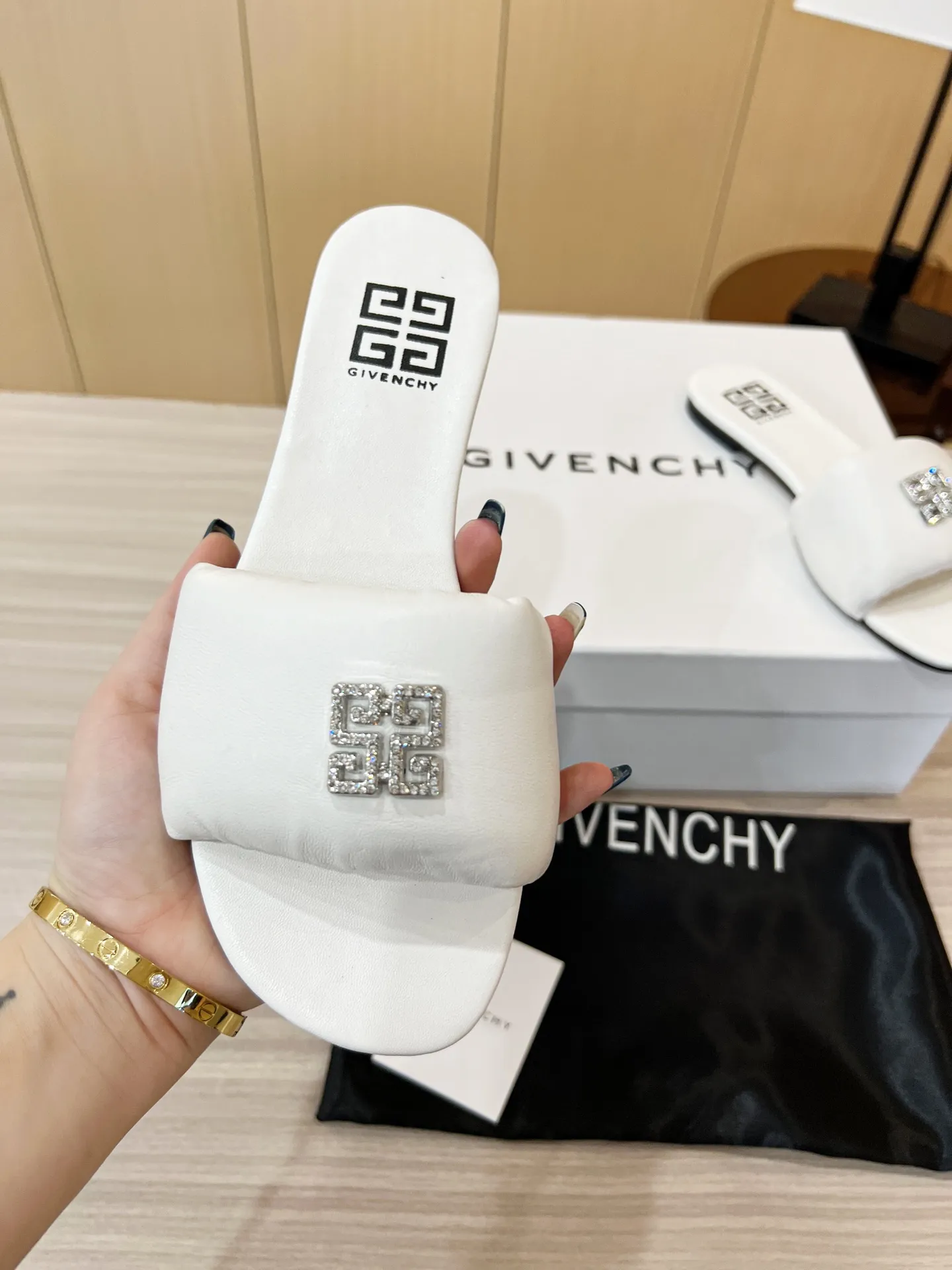 GIVENCHY新作白つま先が開いているサンダル - 画像 (4)