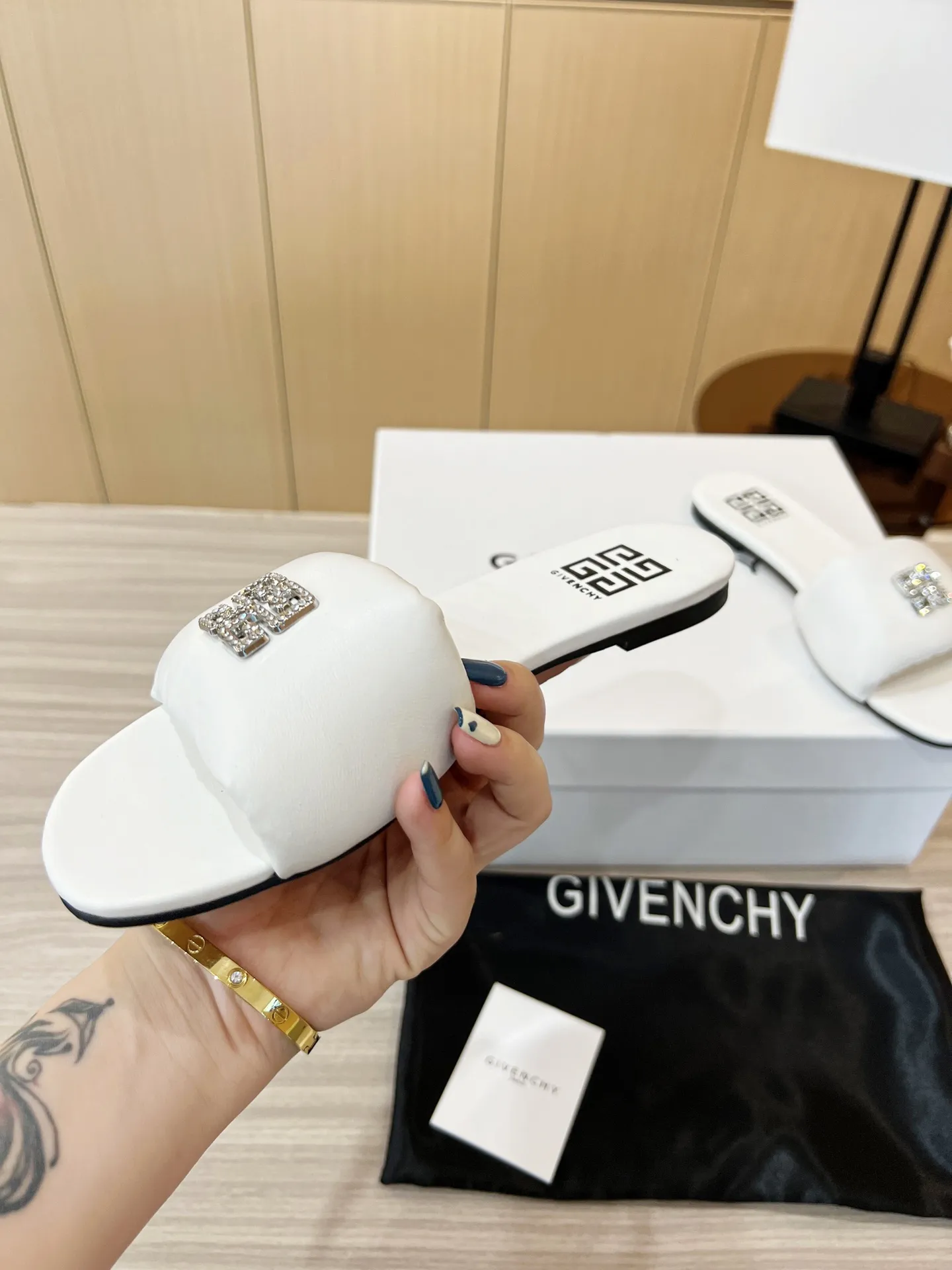 GIVENCHY新作白つま先が開いているサンダル - 画像 (5)