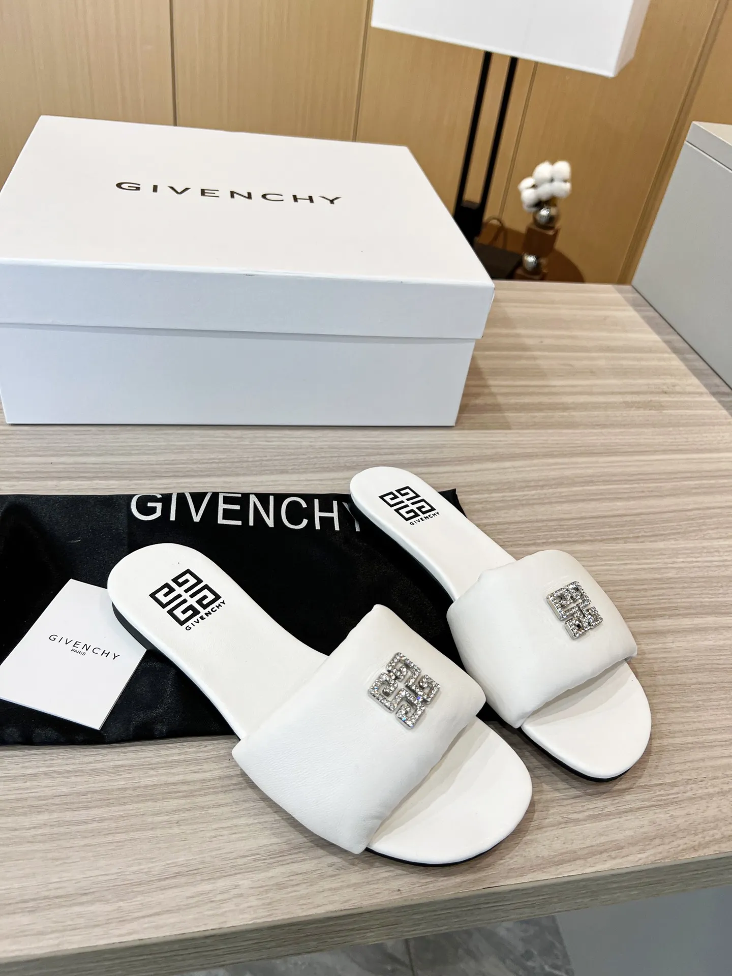GIVENCHY新作白つま先が開いているサンダル - 画像 (6)