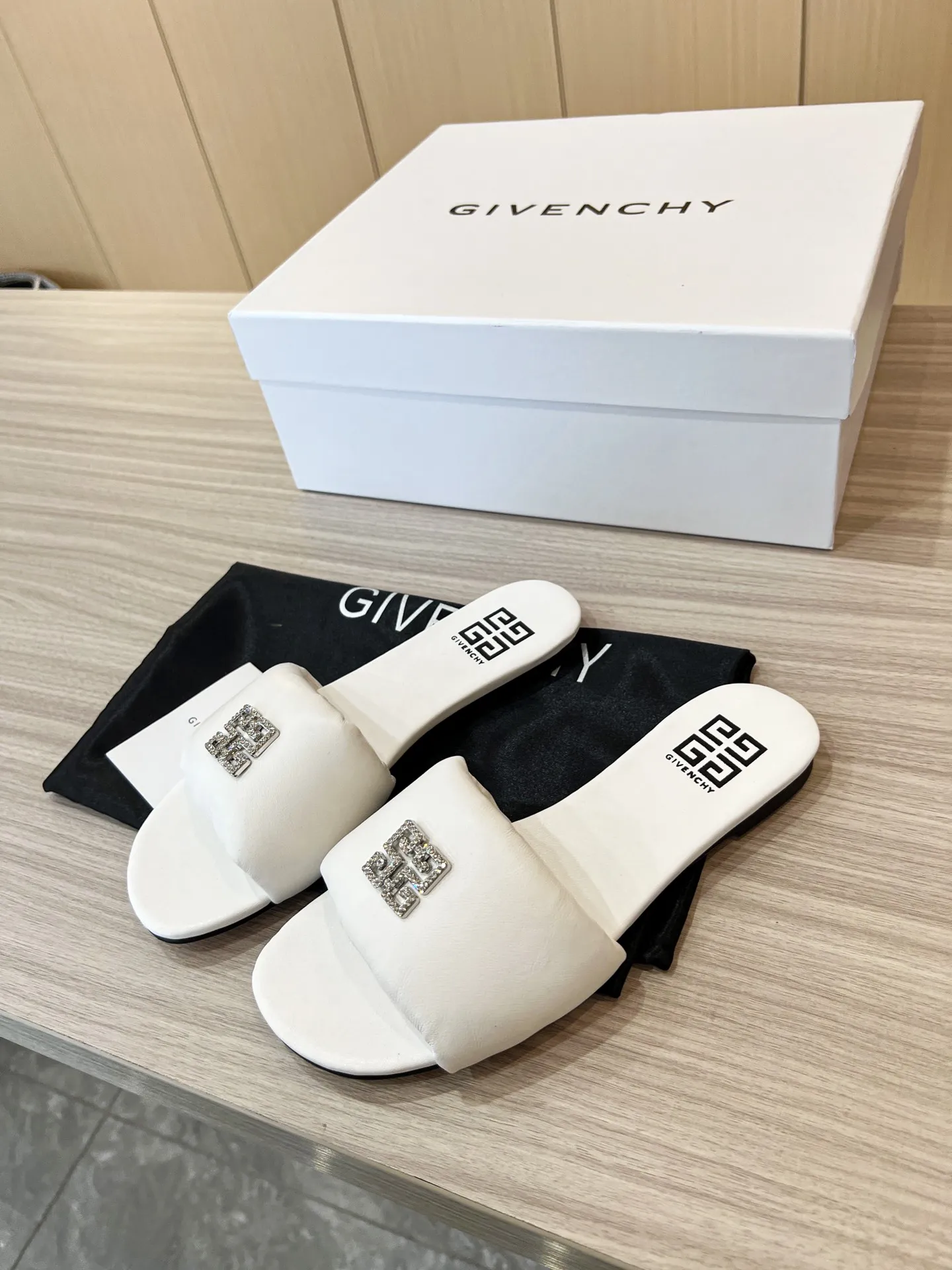 GIVENCHY新作白つま先が開いているサンダル - 画像 (7)