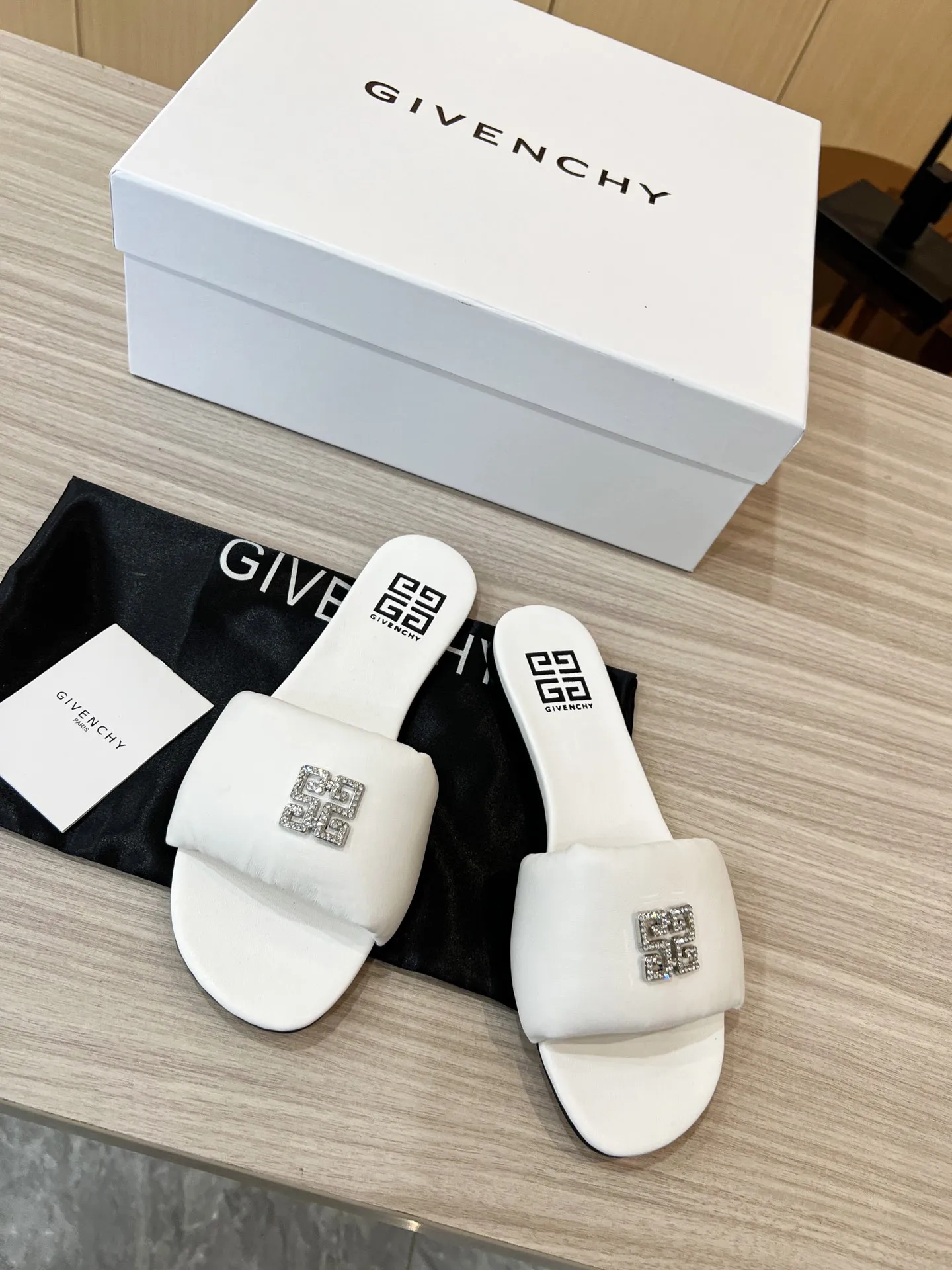 GIVENCHY新作白つま先が開いているサンダル - 画像 (8)