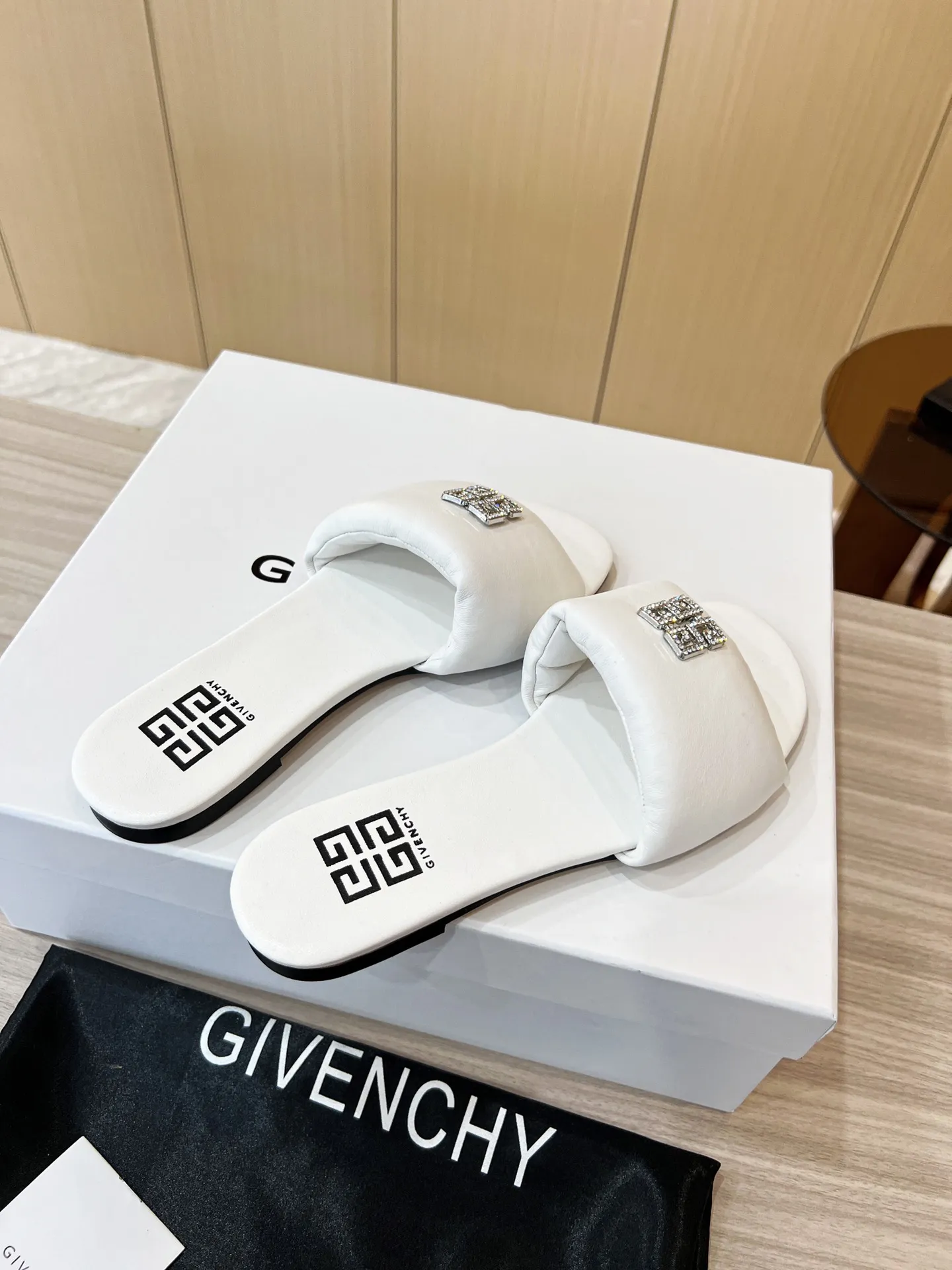 GIVENCHY新作白つま先が開いているサンダル - 画像 (9)