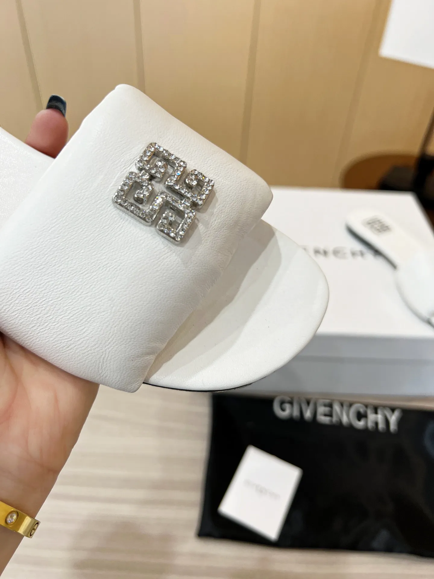 GIVENCHY新作白つま先が開いているサンダル - 画像 (10)