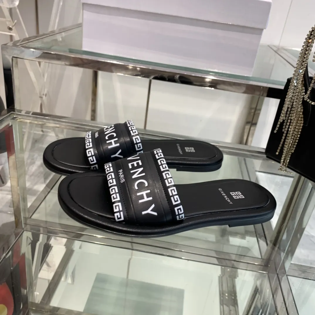 GIVENCHY 2024ss新作フラットサンダル黒 - 画像 (3)