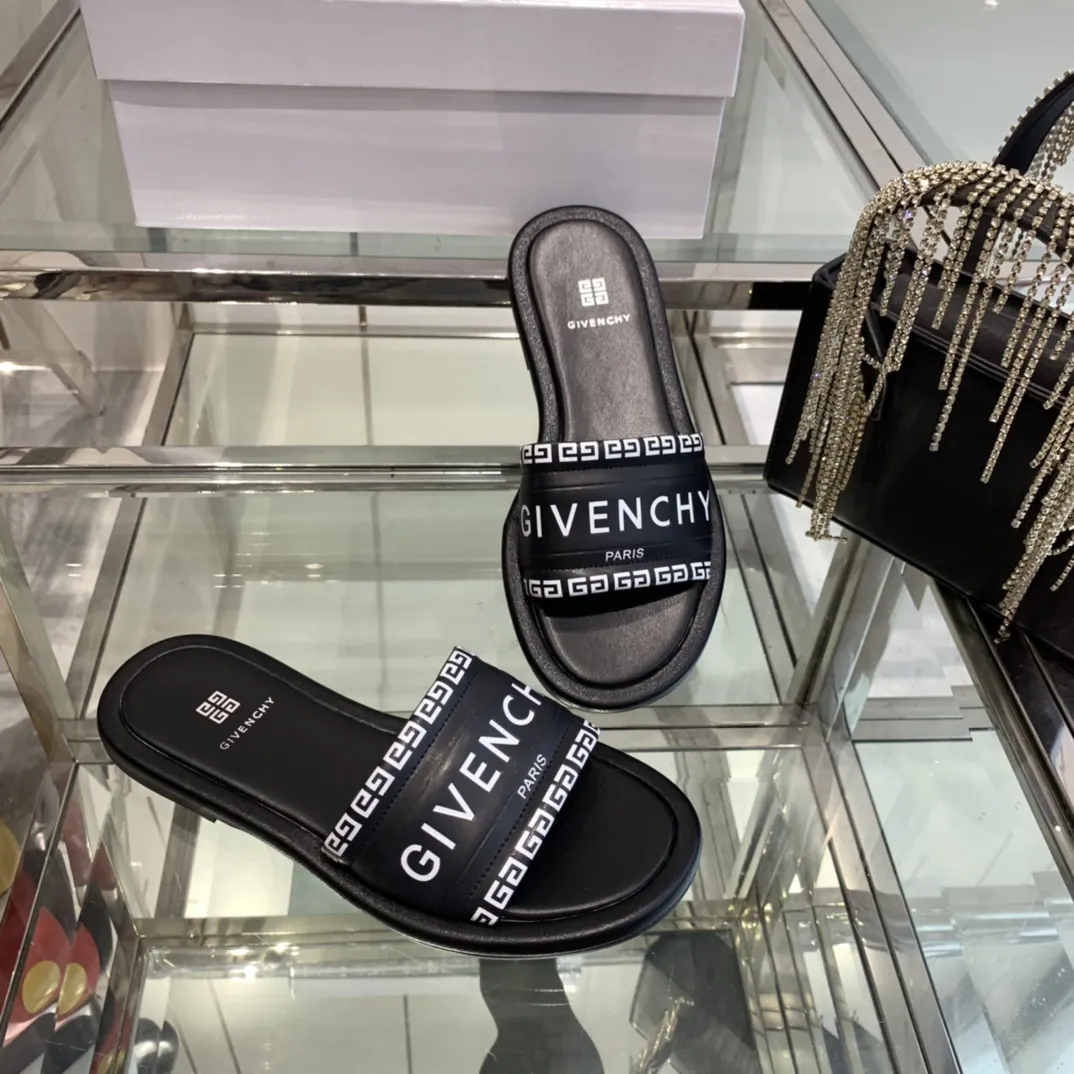 GIVENCHY 2024ss新作フラットサンダル黒 - 画像 (7)