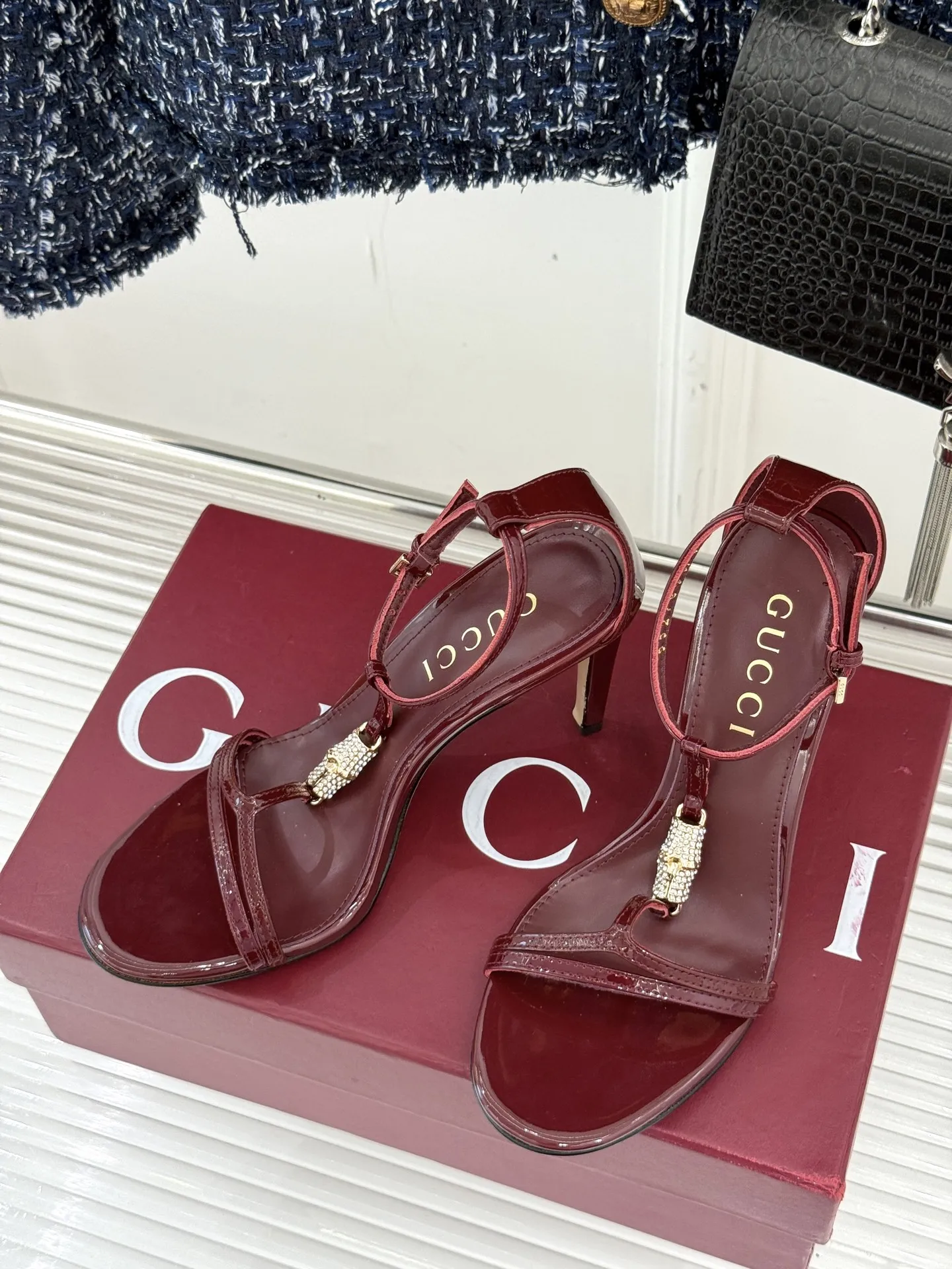 Gucci新作ワインレッド竹製バックルハイヒールサンダル - 画像 (3)