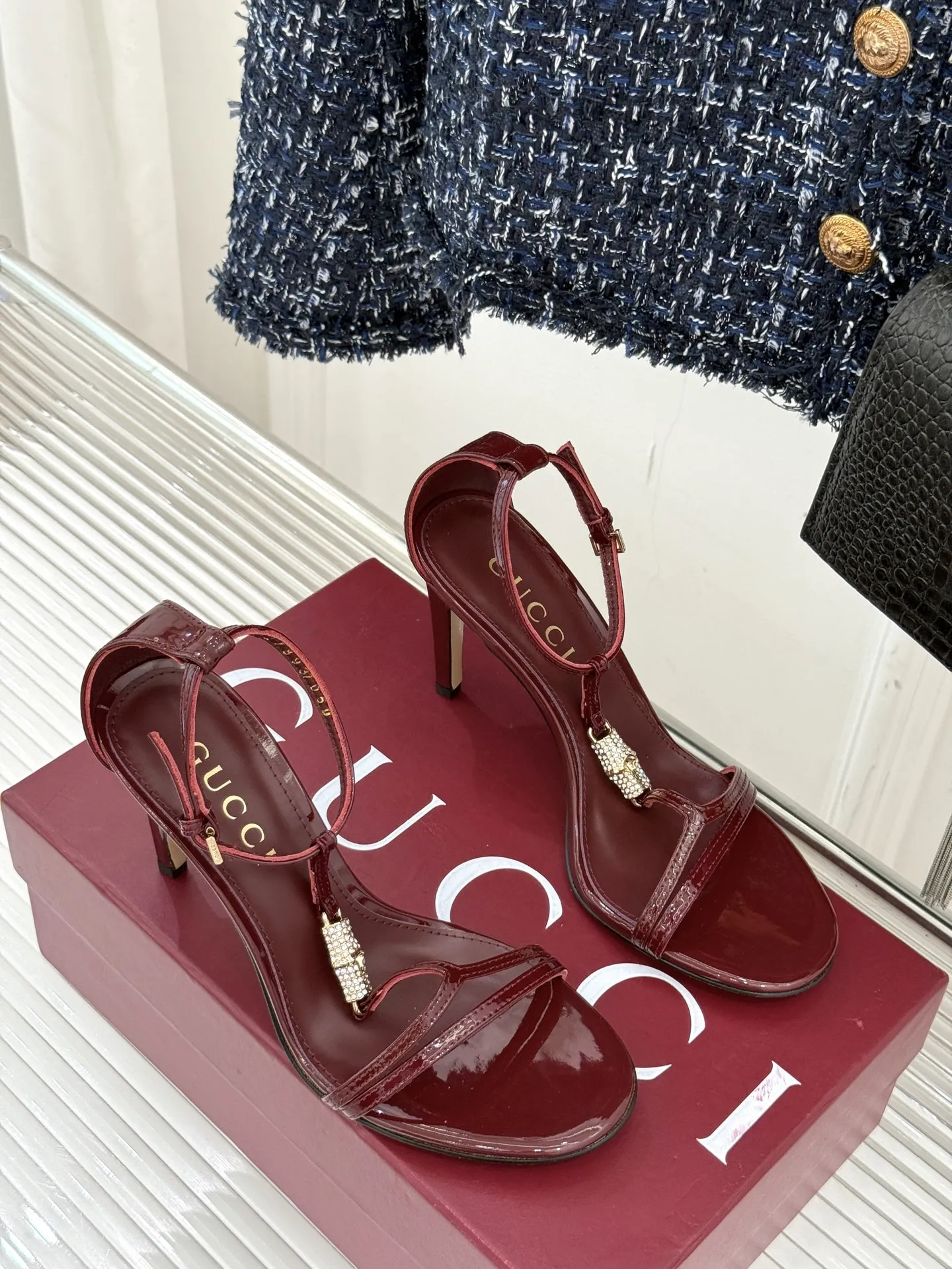 Gucci新作ワインレッド竹製バックルハイヒールサンダル - 画像 (4)