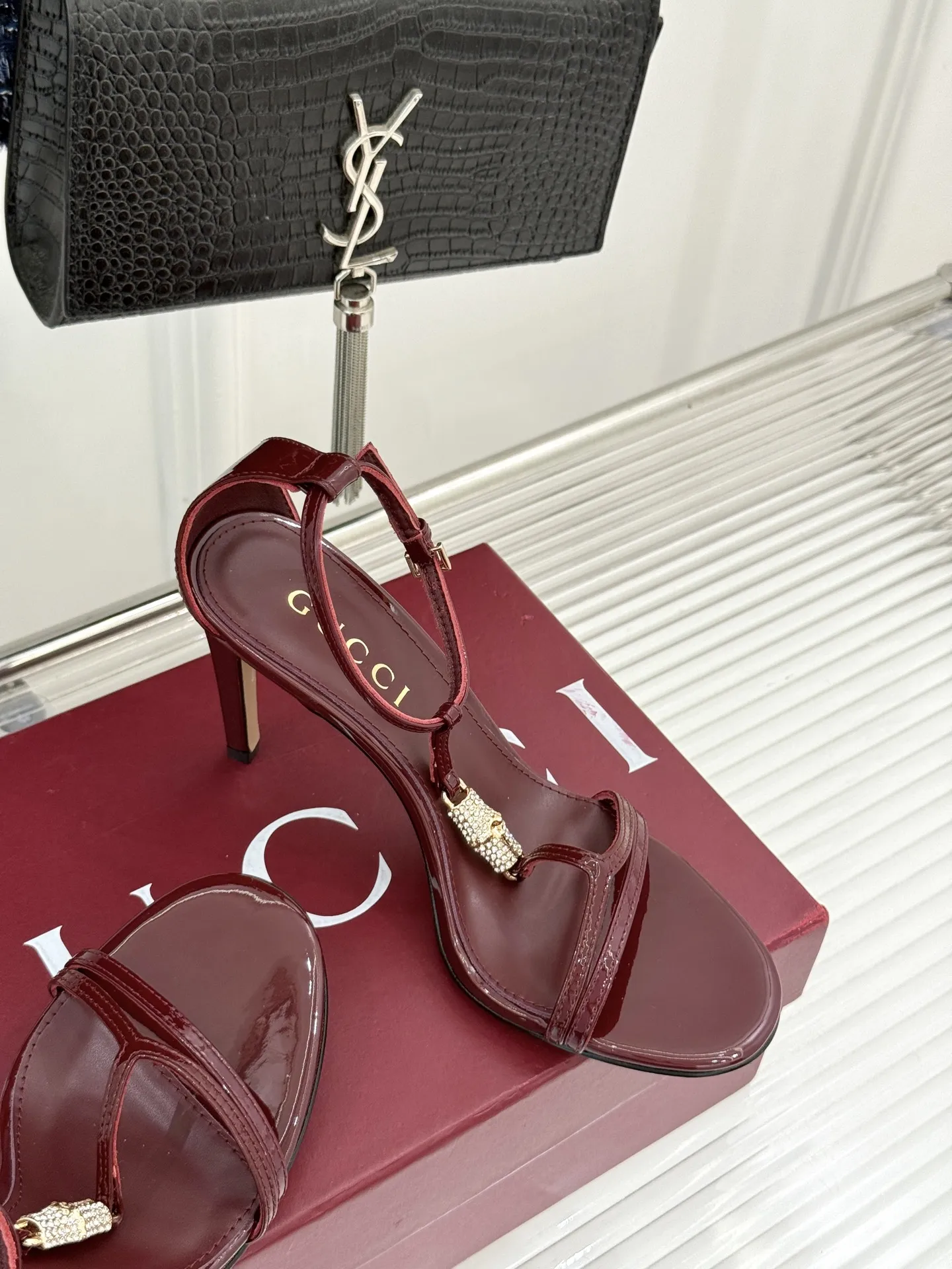 Gucci新作ワインレッド竹製バックルハイヒールサンダル - 画像 (6)