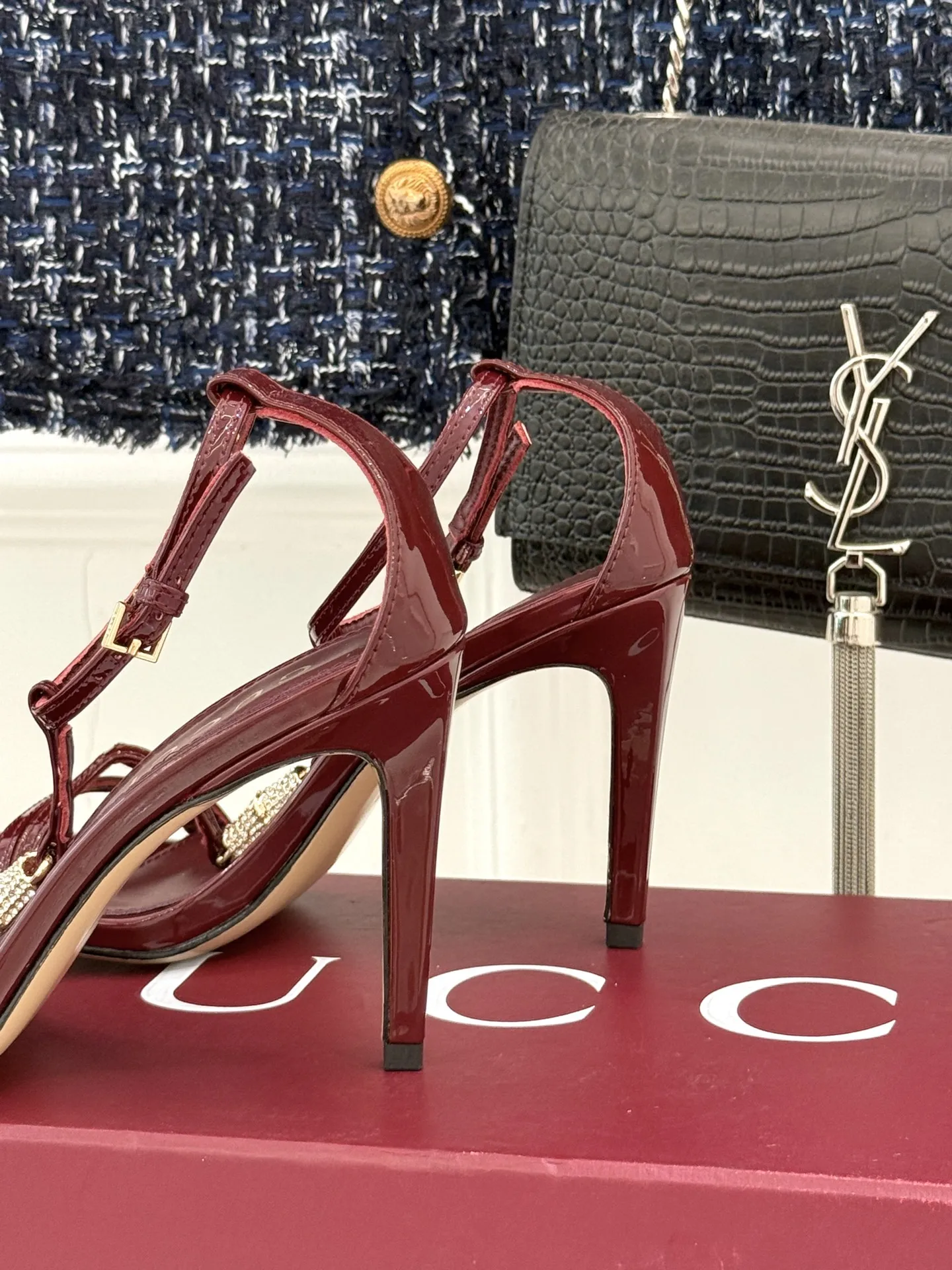 Gucci新作ワインレッド竹製バックルハイヒールサンダル - 画像 (7)