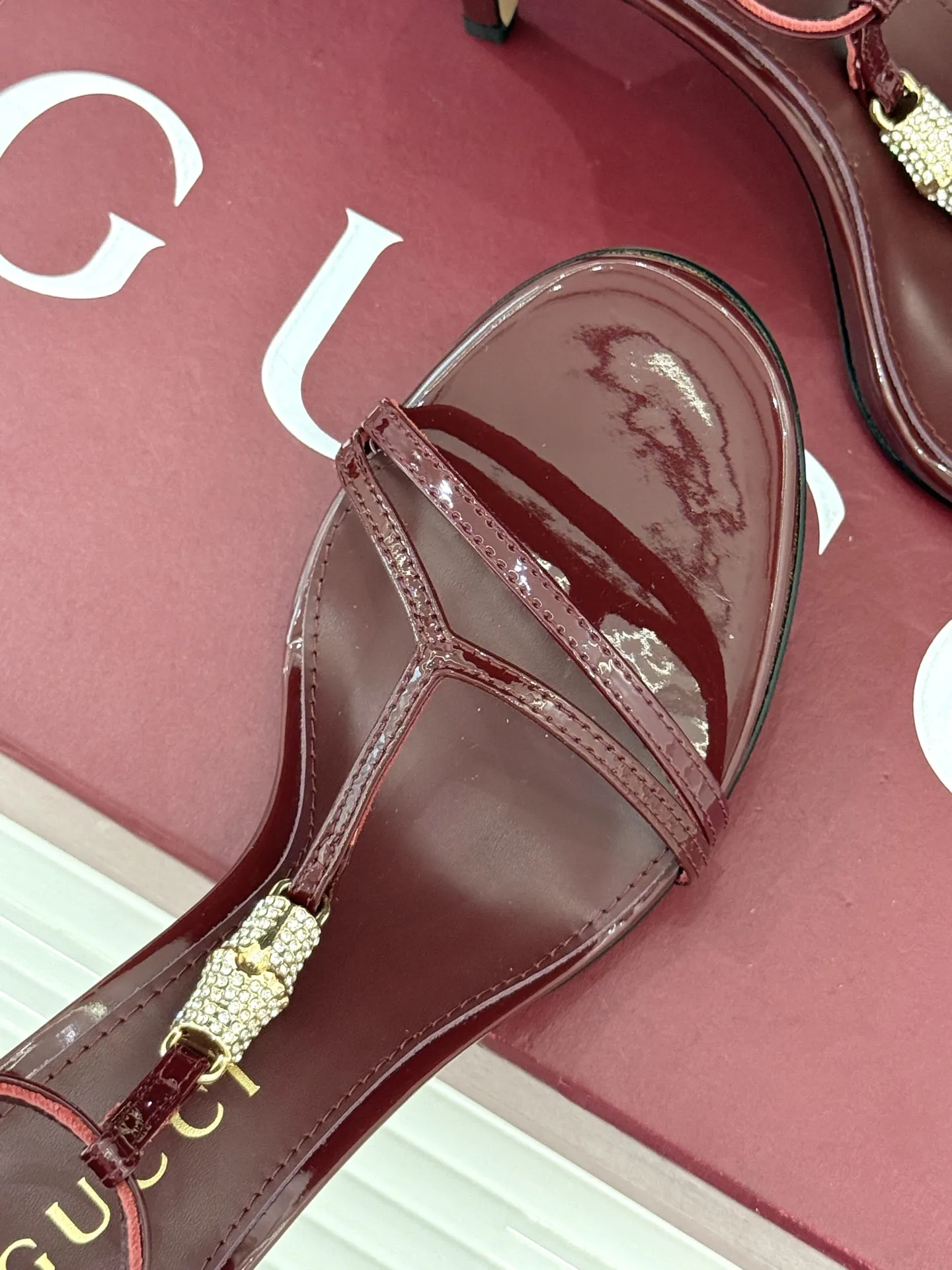 Gucci新作ワインレッド竹製バックルハイヒールサンダル - 画像 (8)