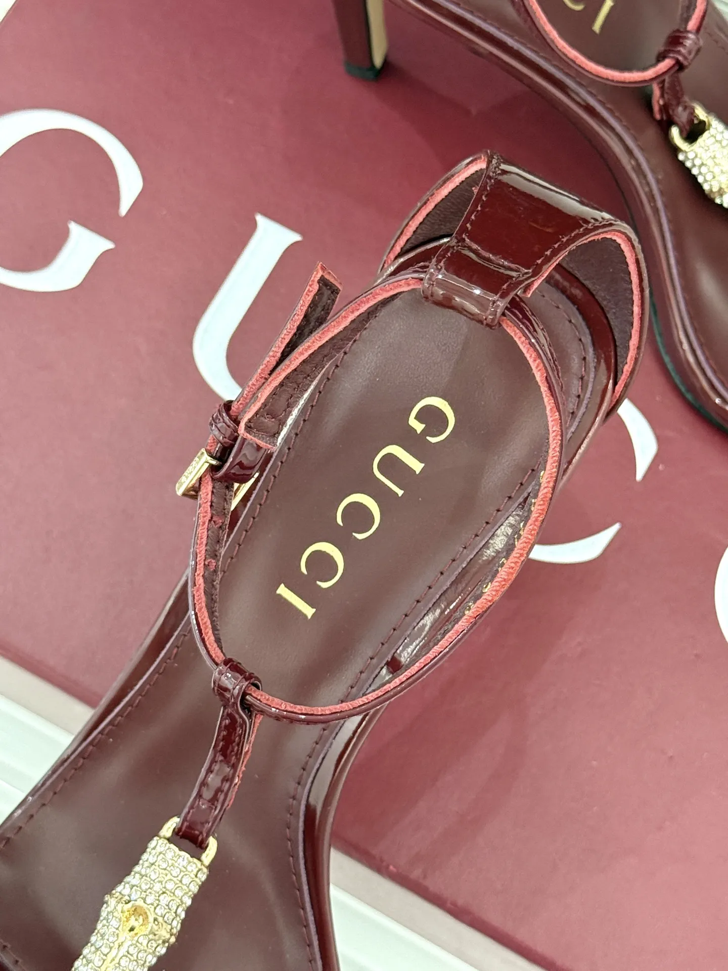 Gucci新作ワインレッド竹製バックルハイヒールサンダル - 画像 (9)