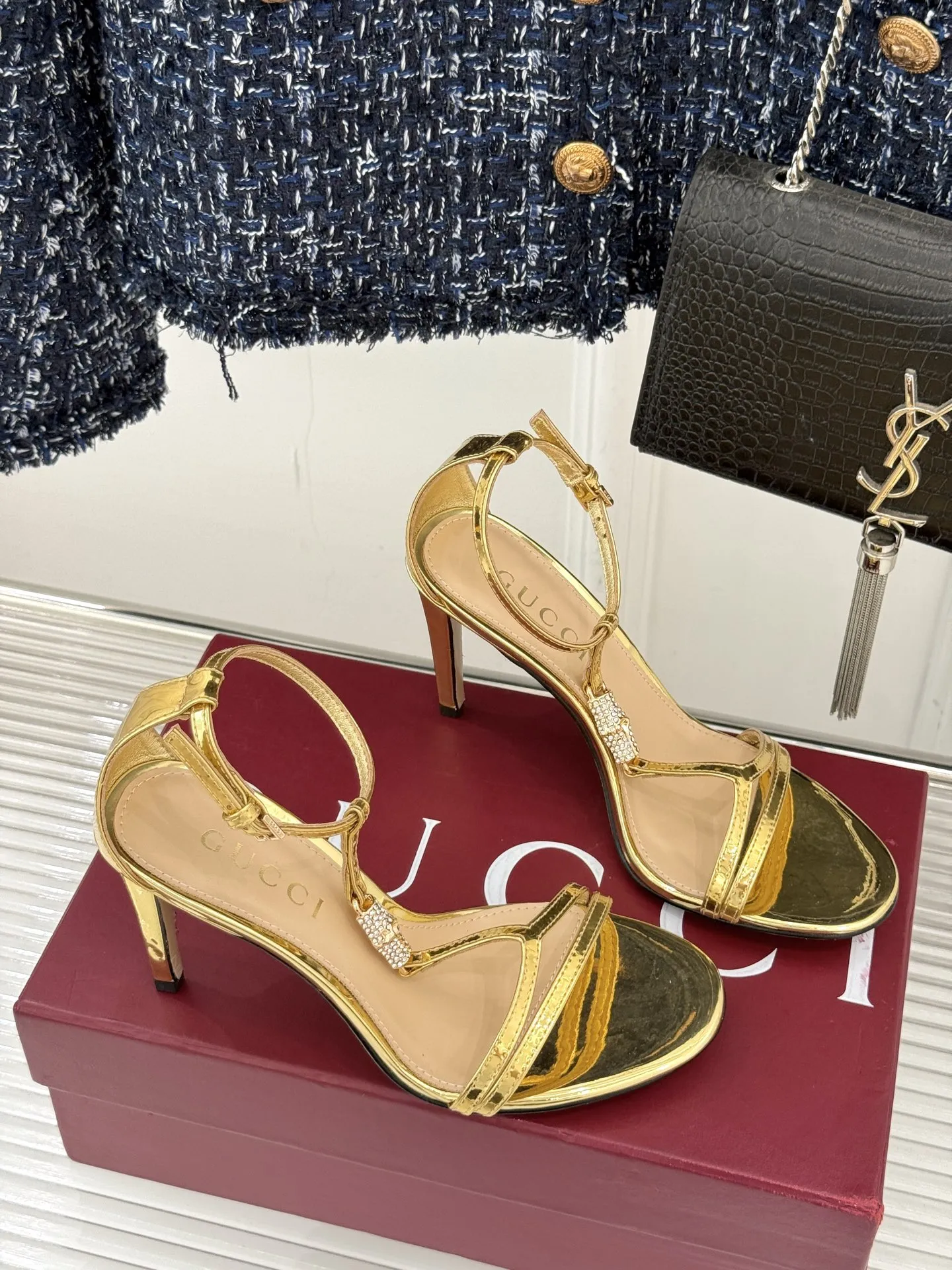 Gucci新作竹製バックル金色ハイヒールサンダル - 画像 (4)