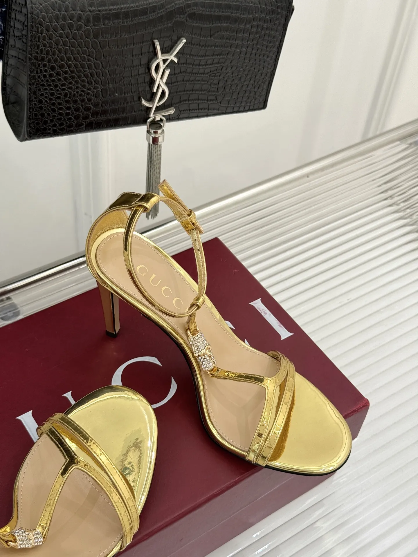 Gucci新作竹製バックル金色ハイヒールサンダル - 画像 (6)