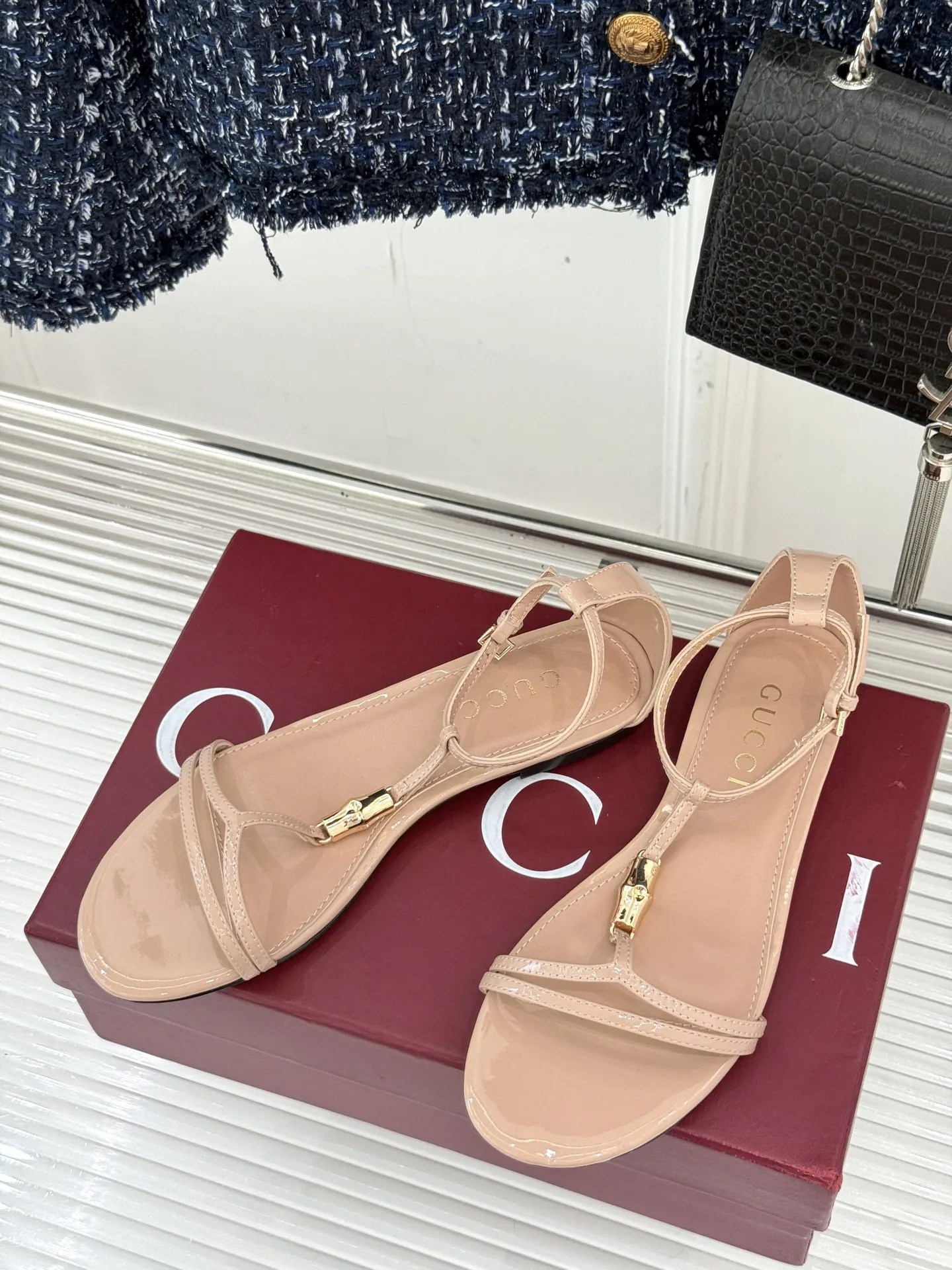 Gucci新作竹製バックルフラットサンダルベージュ - 画像 (3)