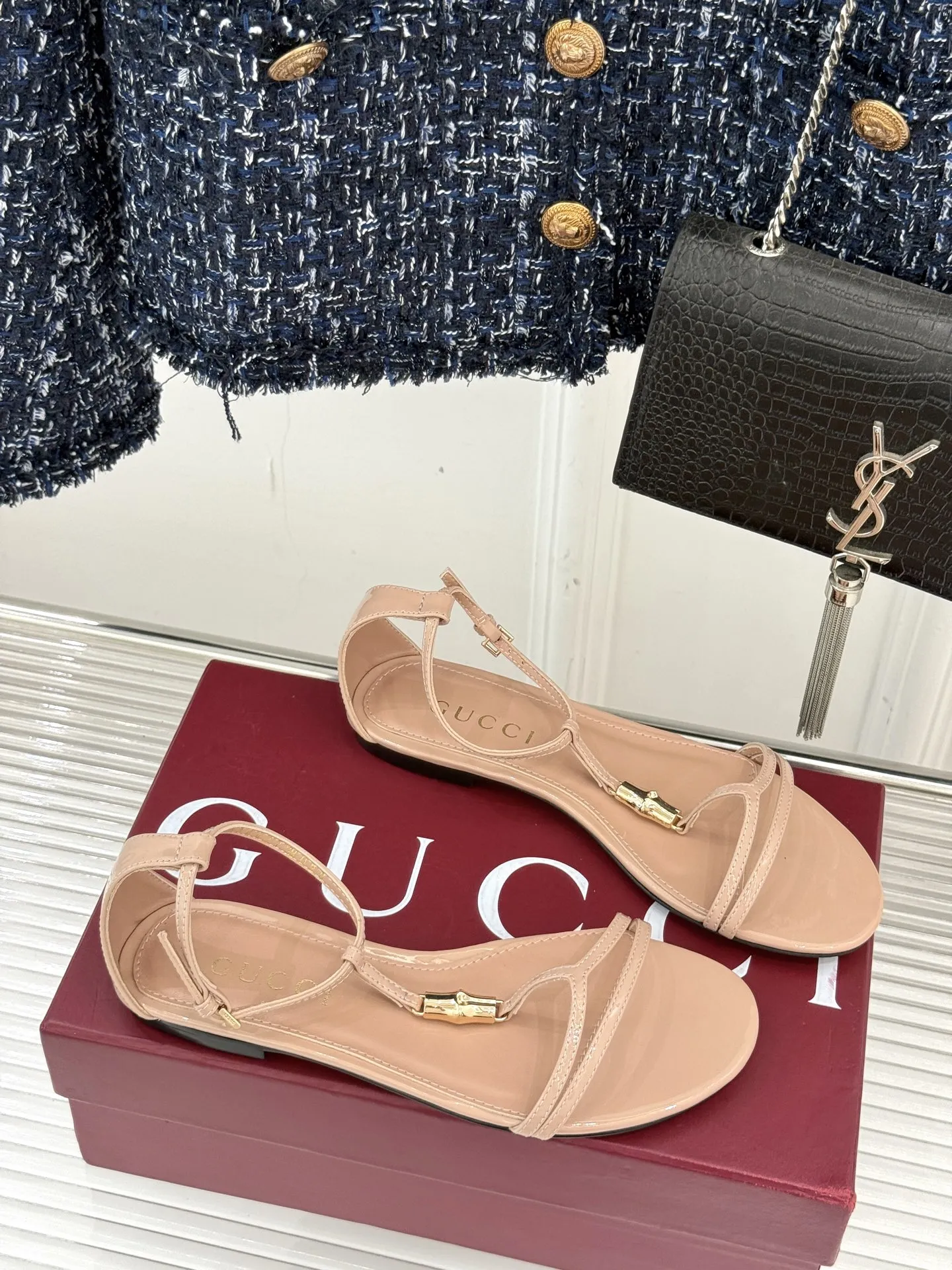 Gucci新作竹製バックルフラットサンダルベージュ - 画像 (4)