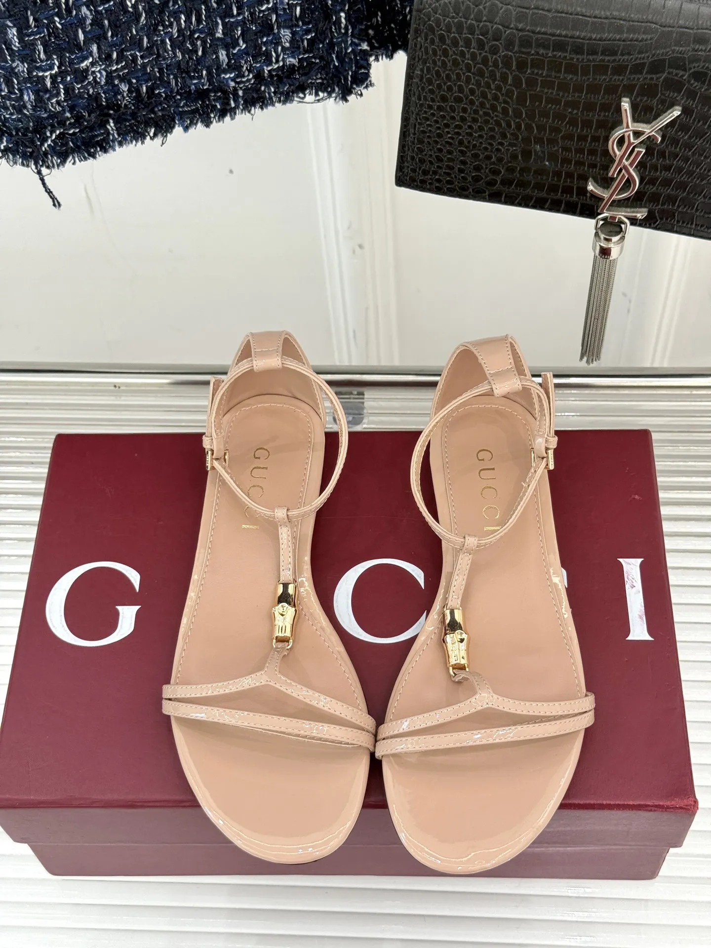 Gucci新作竹製バックルフラットサンダルベージュ - 画像 (5)