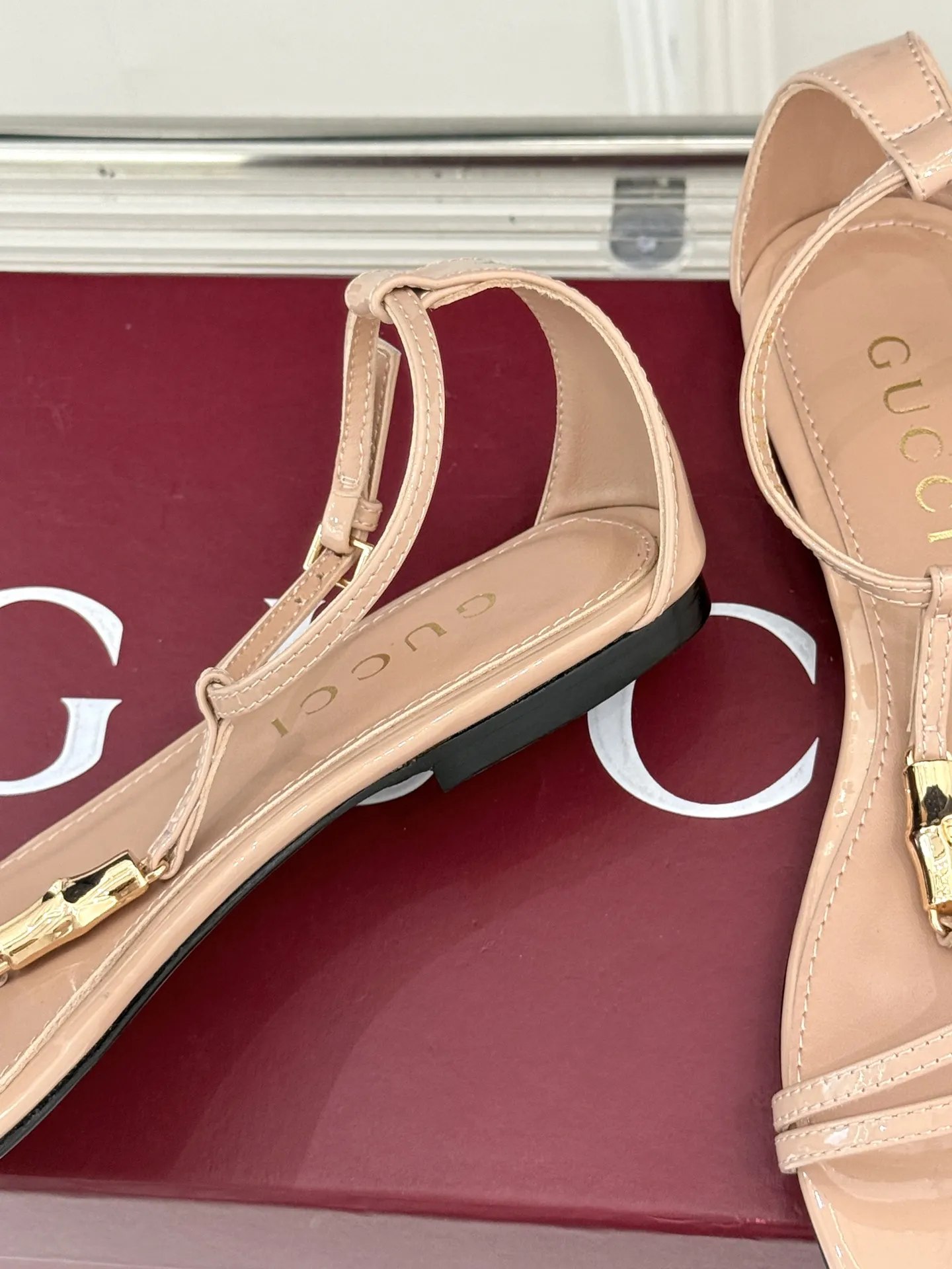 Gucci新作竹製バックルフラットサンダルベージュ - 画像 (7)