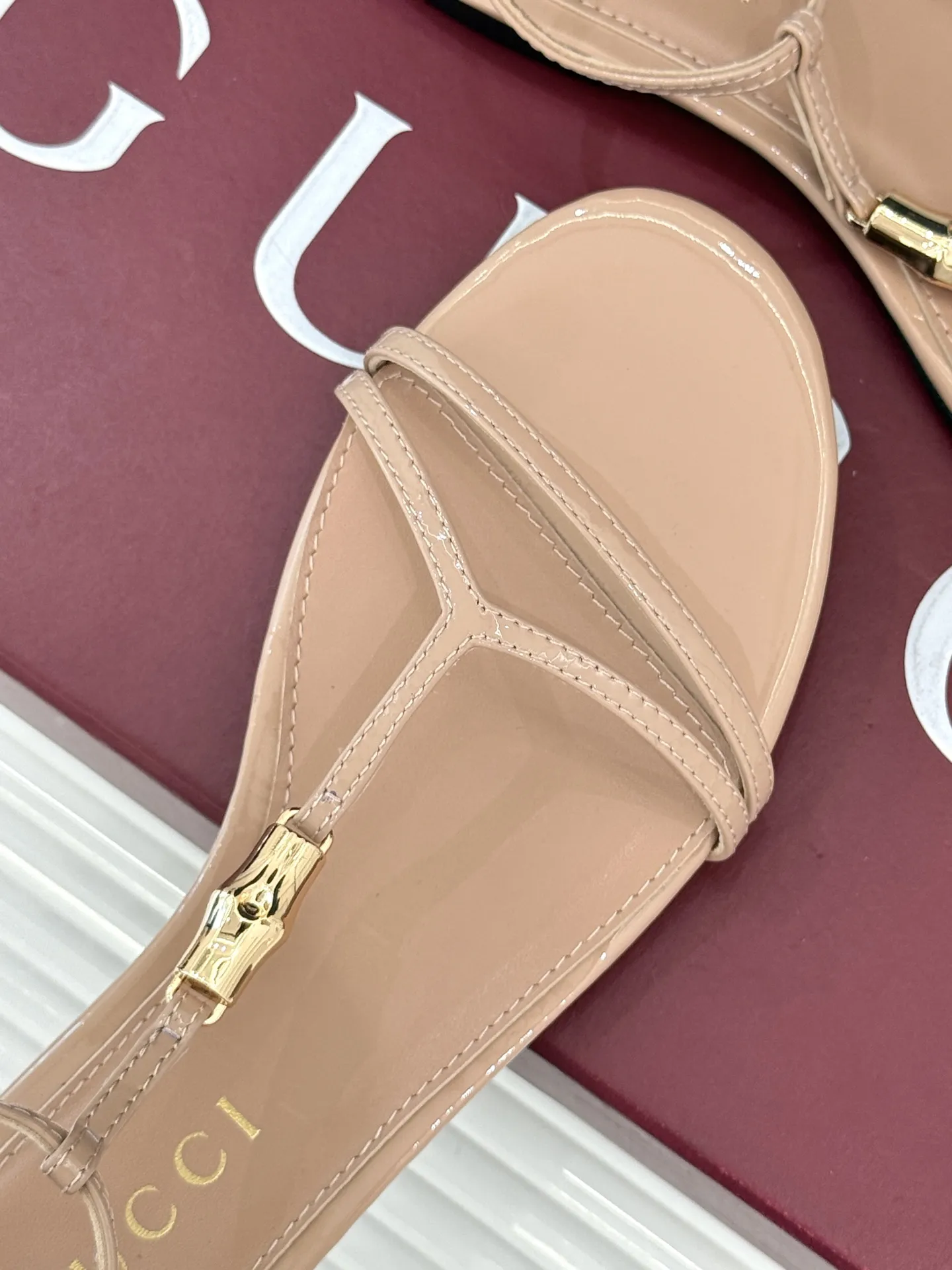 Gucci新作竹製バックルフラットサンダルベージュ - 画像 (8)