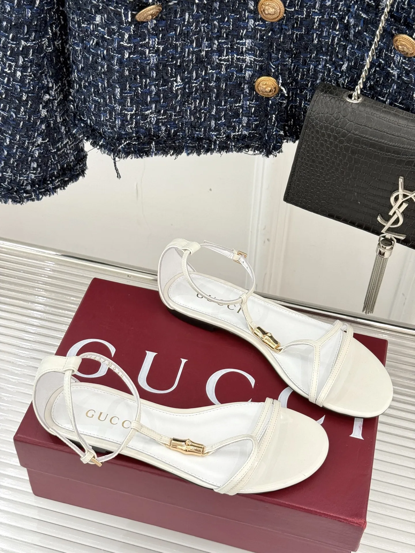 Gucci新作竹製バックルフラットサンダル白 - 画像 (4)