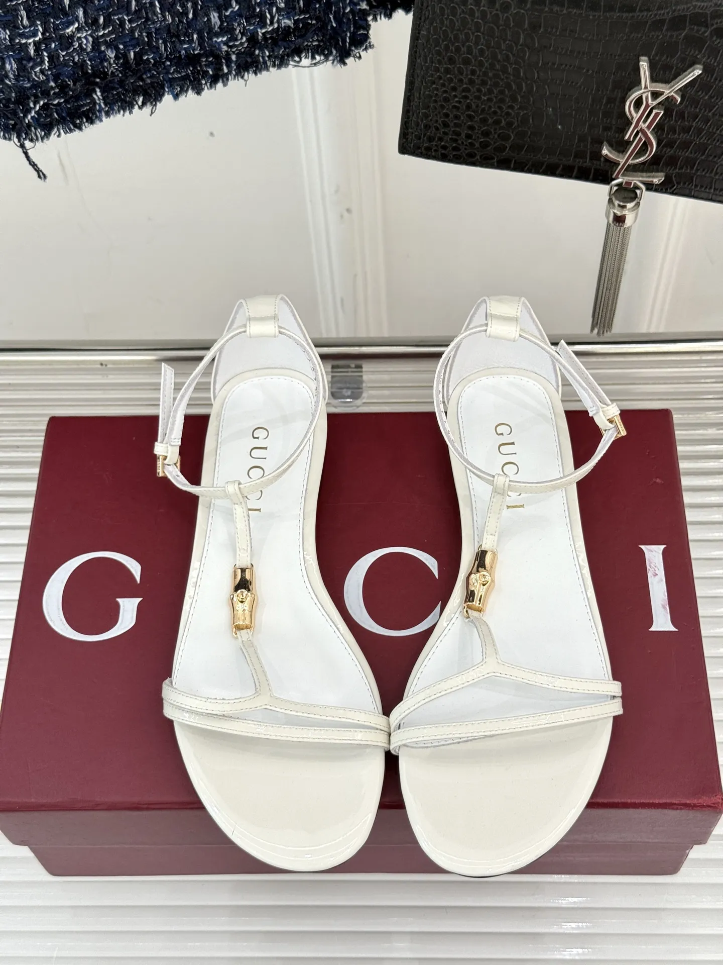 Gucci新作竹製バックルフラットサンダル白 - 画像 (5)