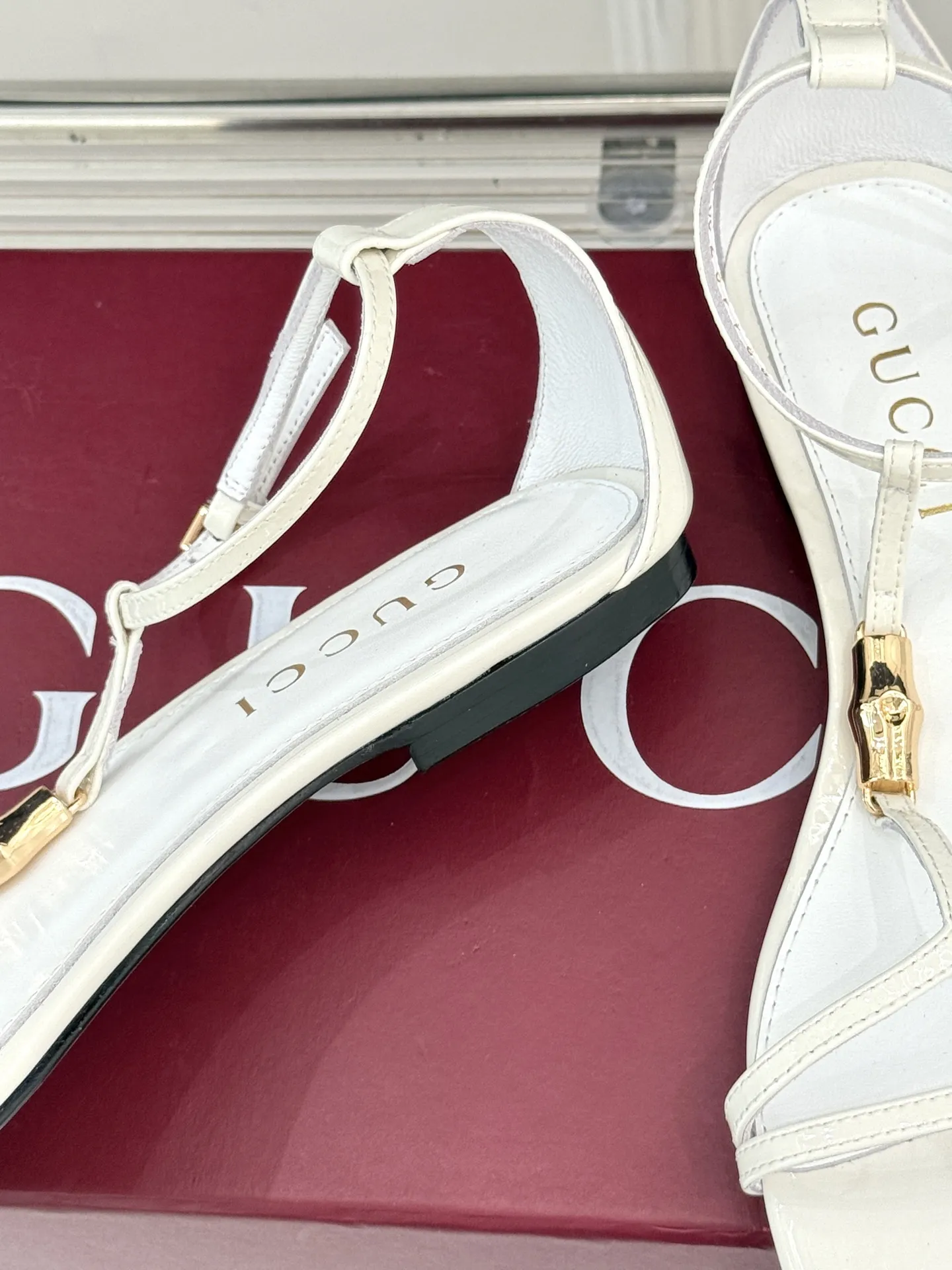 Gucci新作竹製バックルフラットサンダル白 - 画像 (7)