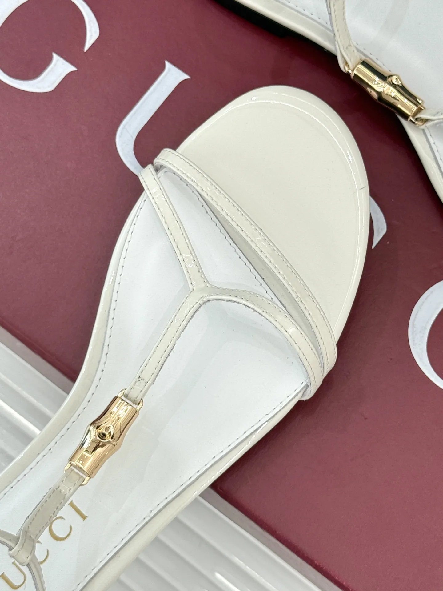 Gucci新作竹製バックルフラットサンダル白 - 画像 (8)