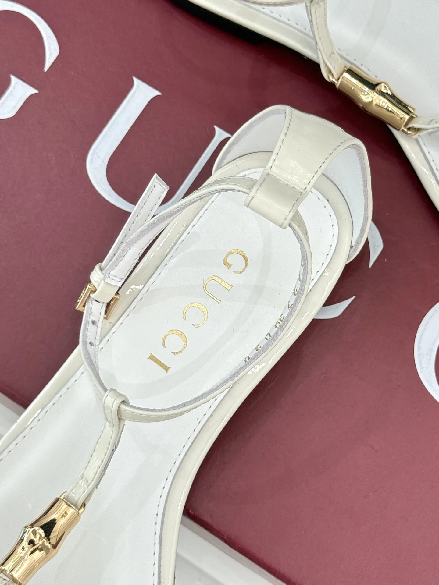 Gucci新作竹製バックルフラットサンダル白 - 画像 (9)