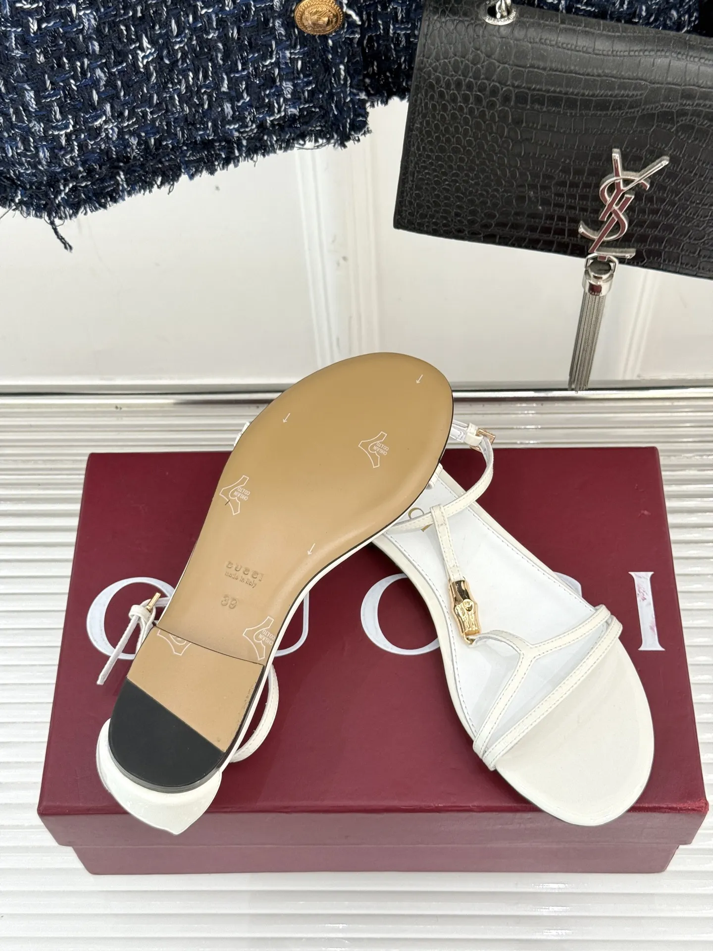 Gucci新作竹製バックルフラットサンダル白 - 画像 (10)