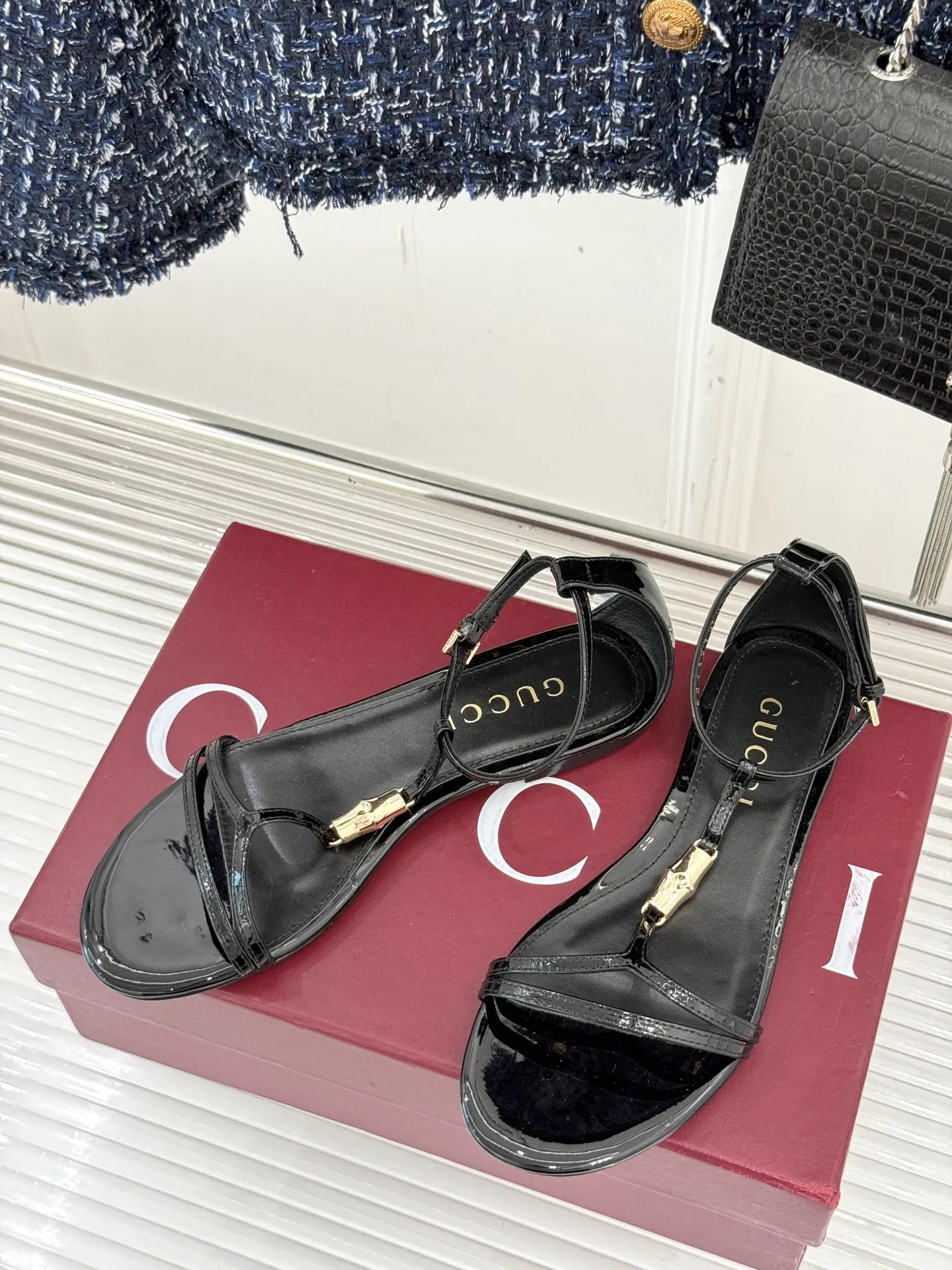 Gucci新作竹製バックル黒フラットサンダル - 画像 (3)